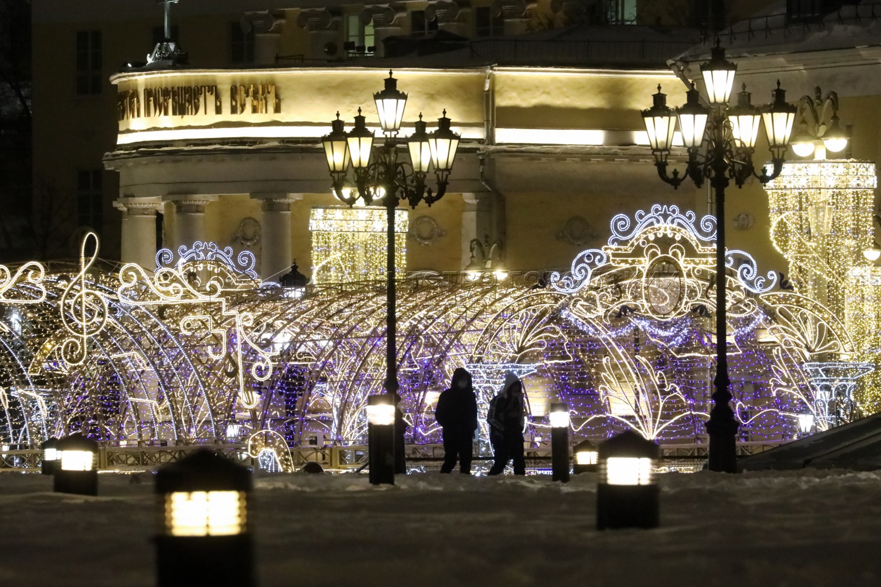 Чем заняться в новогодние праздники 2024 москве. Новый год в Москве. Центр Москвы новый год 2022. Двор в Москве украшен к новому году. Рождественская Москва.