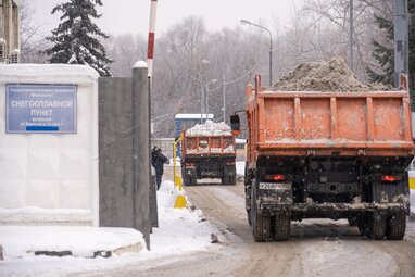Работа снегоплавильного пункта на западе Москвы
