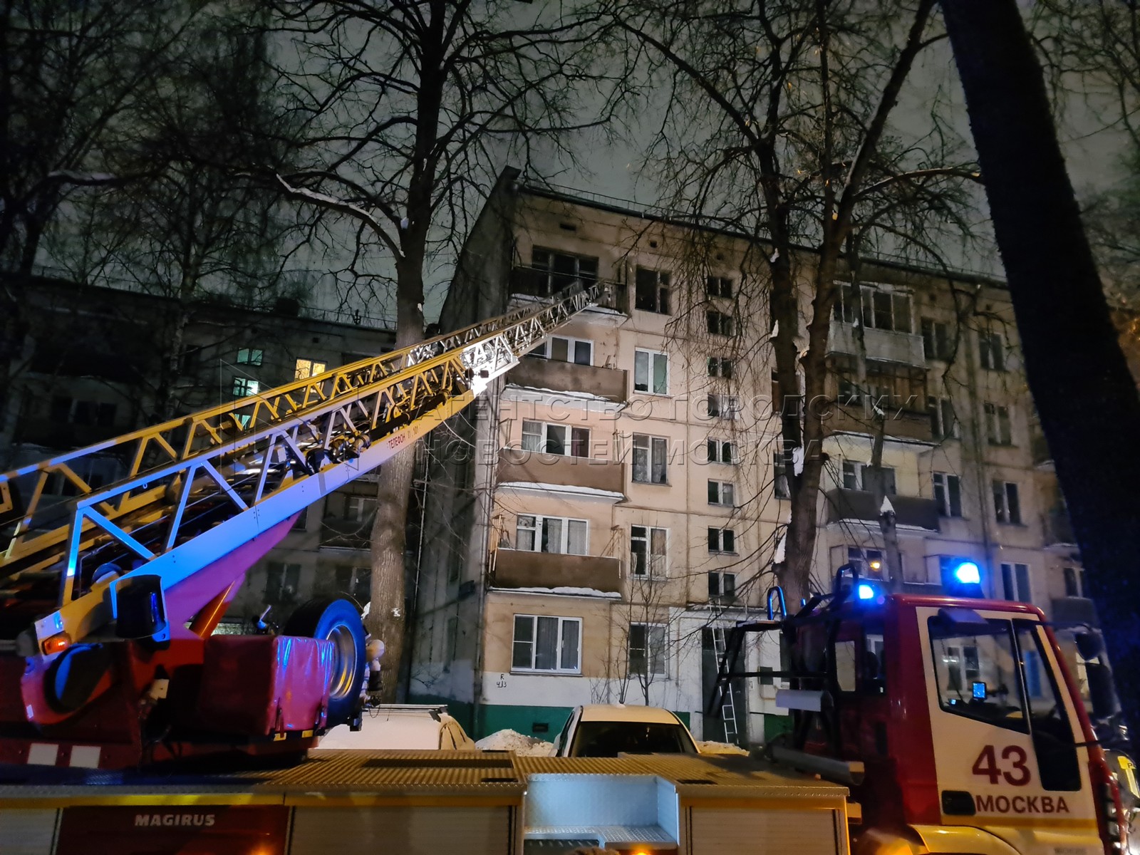 Пожар г москва. Пожар кавказский бульвар 46к2. Кавказский бульвар 46. Пожар в Москве вчера на юге в жилом доме. Пожар в Царицыно в жилом доме вчера.