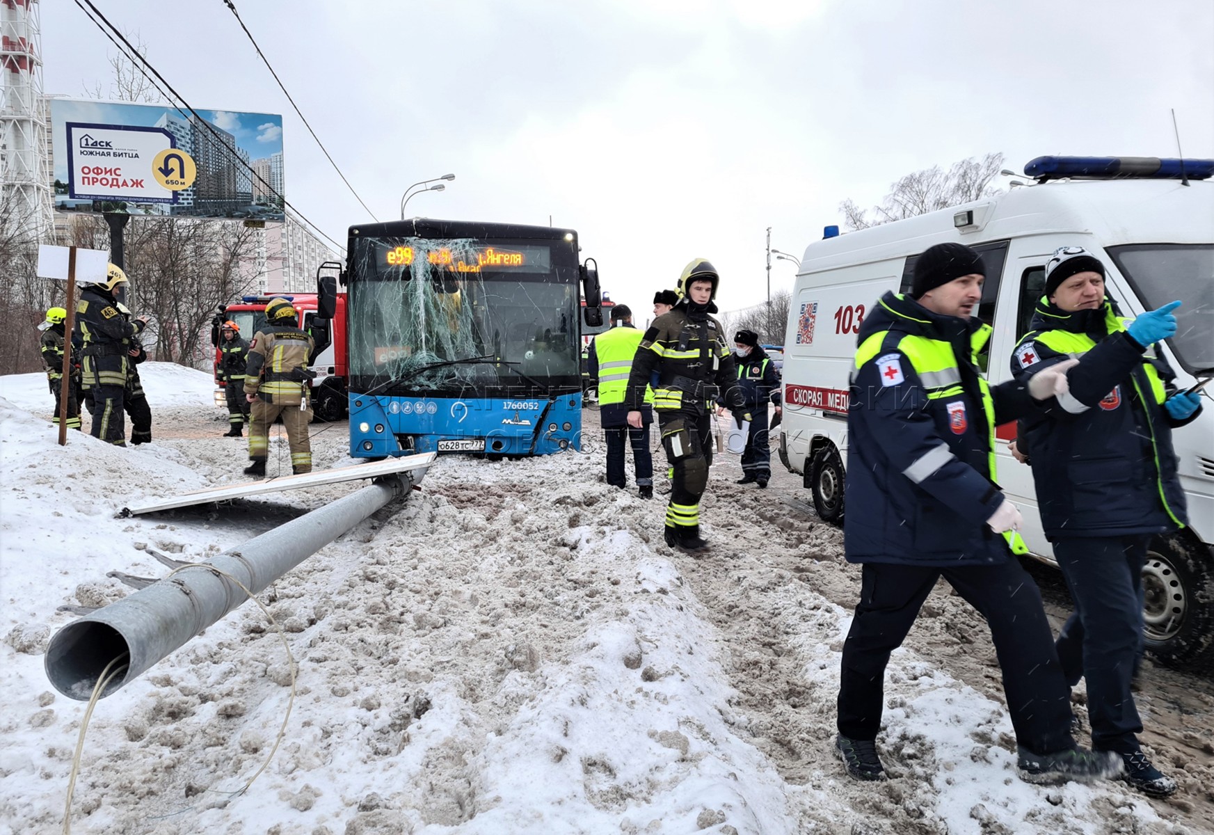 Новости москва сегодня последние свежие видео. ДТП С автобусом в Москве вчера. Авария автобуса в Москве вчера.