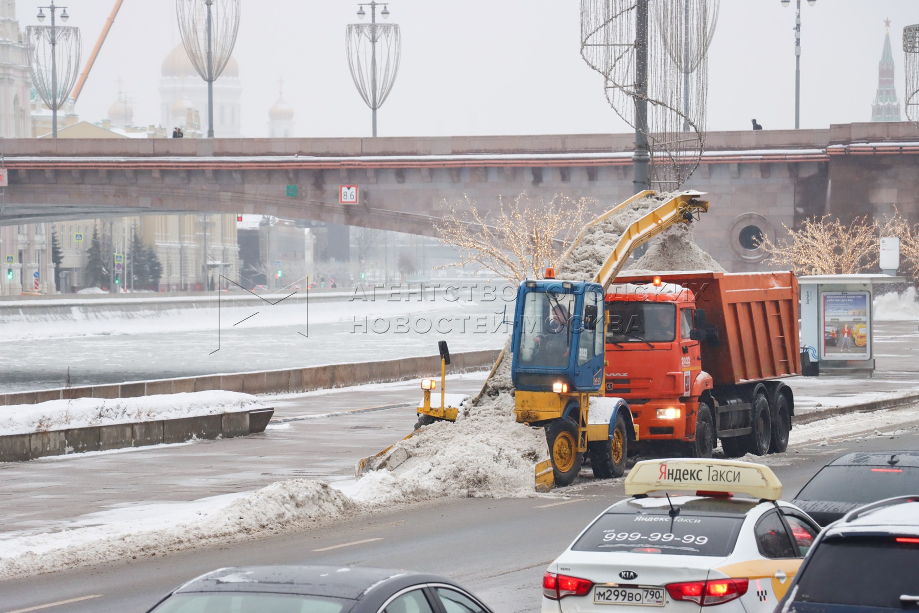 Москва чистят снег. Уборка снега в Москве. Снегопад на дороге. В Москве чистят снег. Снегопад Москва уборка.