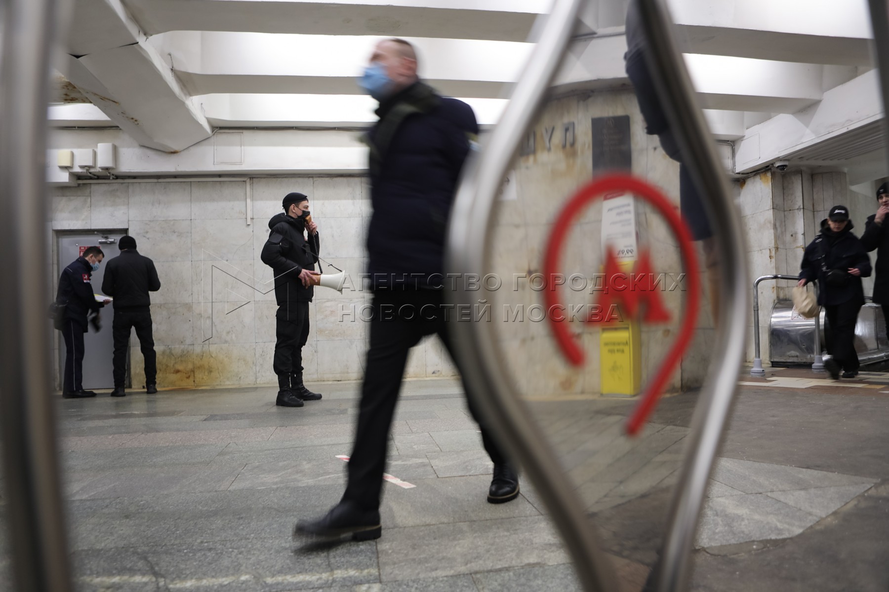 Метро москвы 31 декабря. Мероприятия метрополитена. Люди на станции метро. Неизвестные станции метро. Метро разные станции.