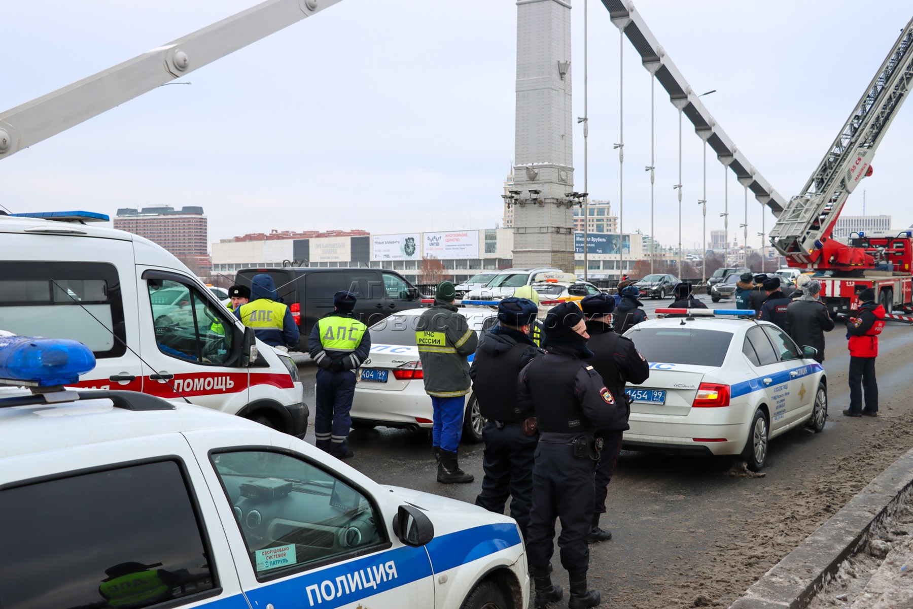 Какая трагедия произошла сегодня в москве. Авария на Крымском мосту Москва. Обстановка на Крымском мосту. Обстановка на Крымском мосту сейчас.