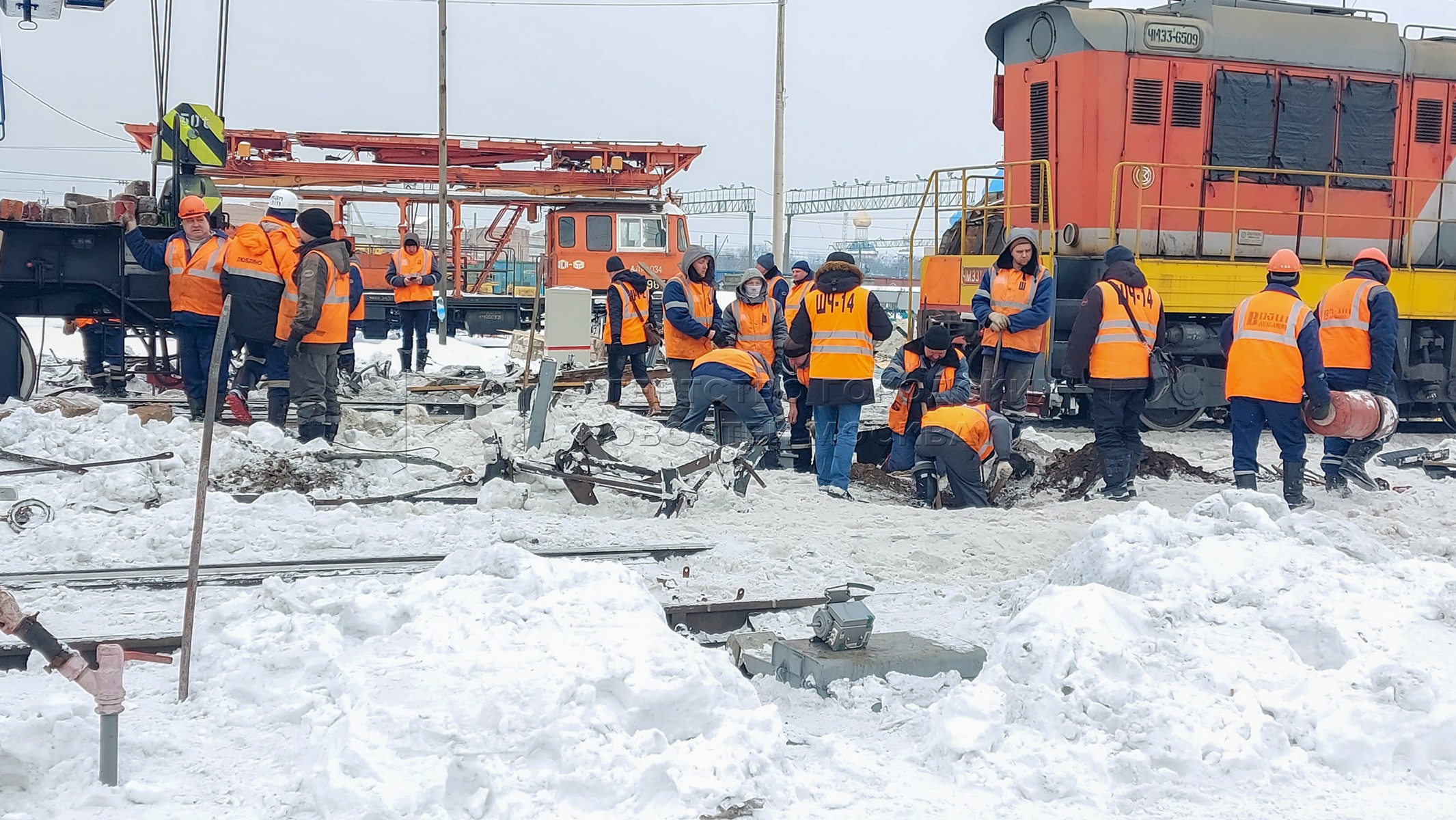 Восемь вагонов. Авария в Люблино на железной дороге 03.02.2022. Авария на станции Люблино. Авария на сортировочной станции. Сход вагонов с рельсов.