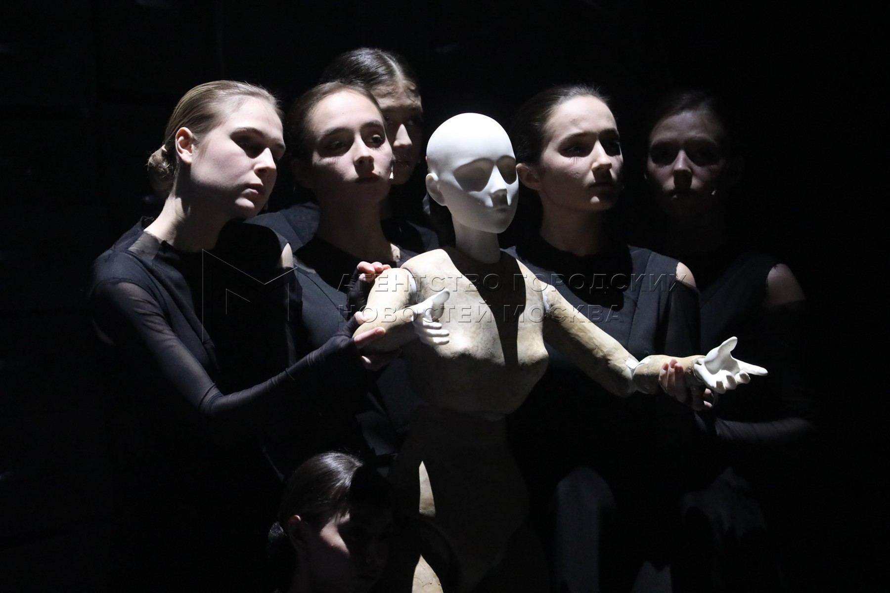 Иммерсивный театр казань. Иммерсивный театр sleep no more. Иммерсивный спектакль вернувшиеся. Театр погружение. Иммерсивный спектакль.