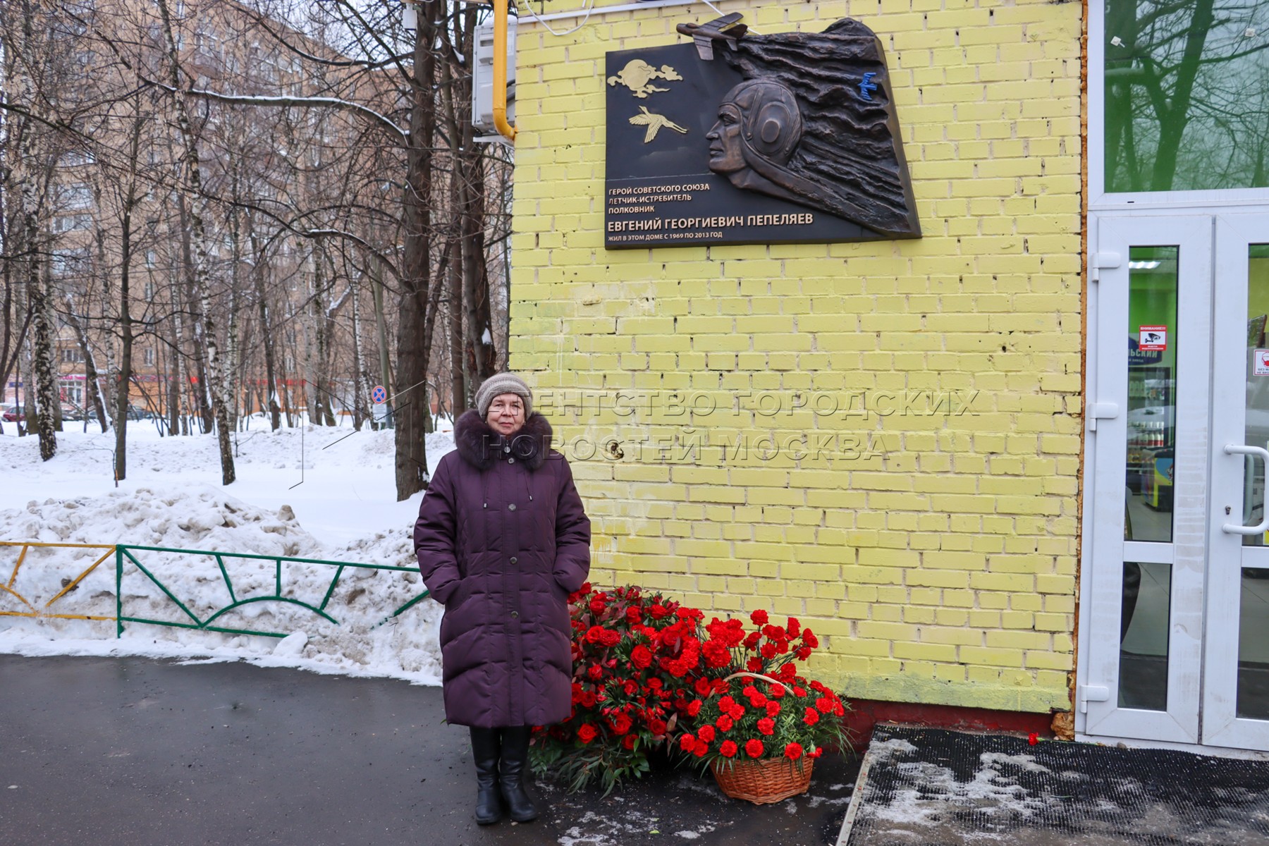 Мемориальная доска летчику