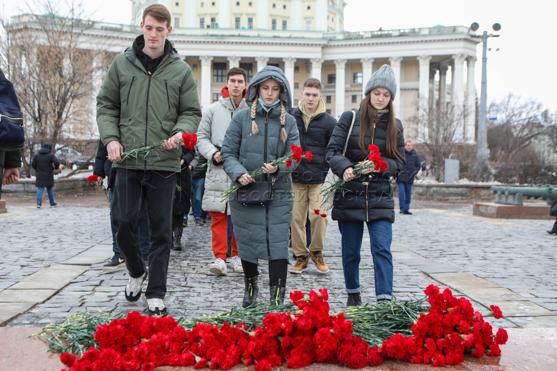 Возложение цветов к памятнику Суворову в Москве