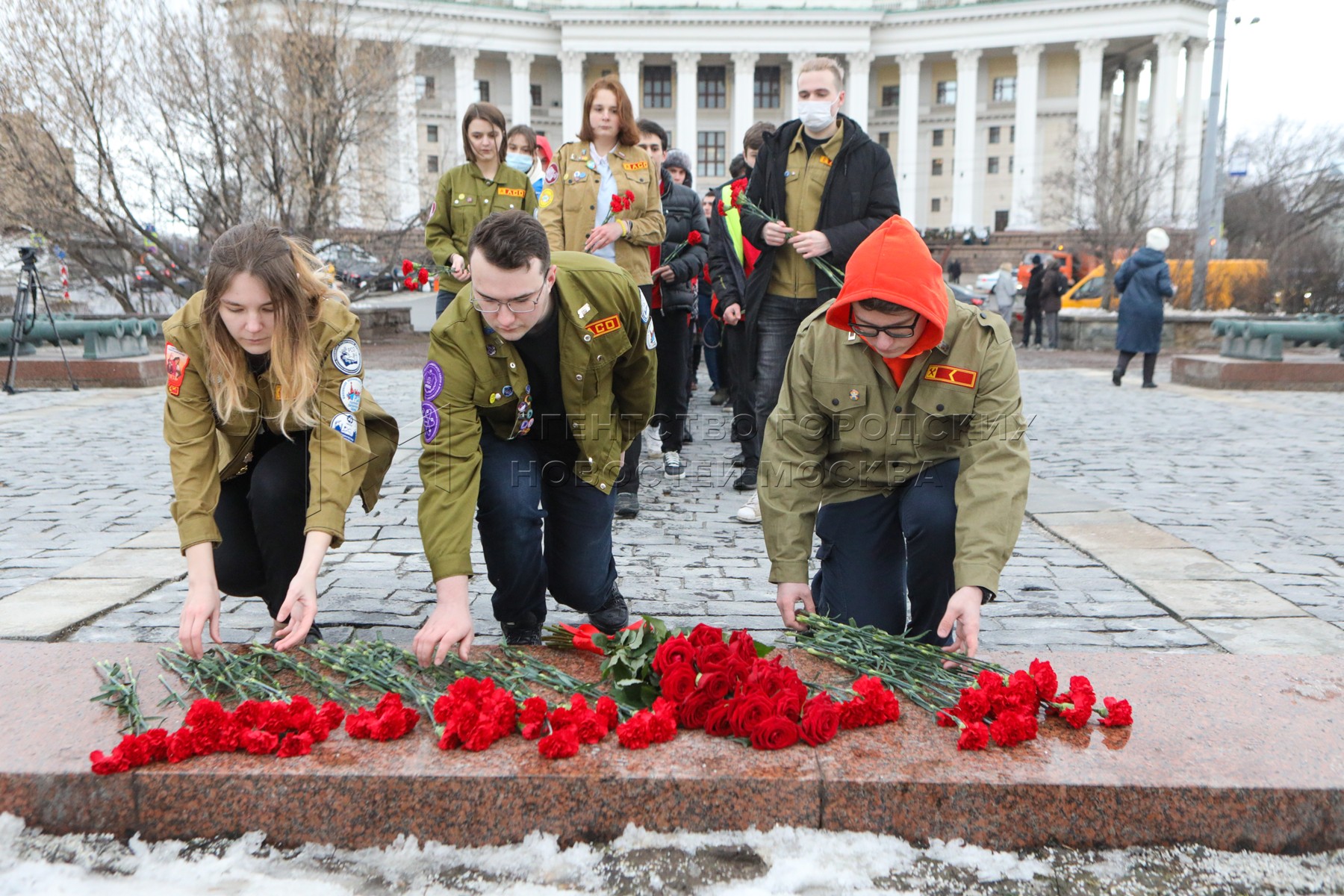 Возложение цветов к памятнику 2024. Возложение цветов в день защитника Отечества. Возложение гирлянды к памятнику Подольск 5 октября. Возложение цветов лето. Возложение к памятнику маршалу Еременко в Москве 14 октября 2022г.