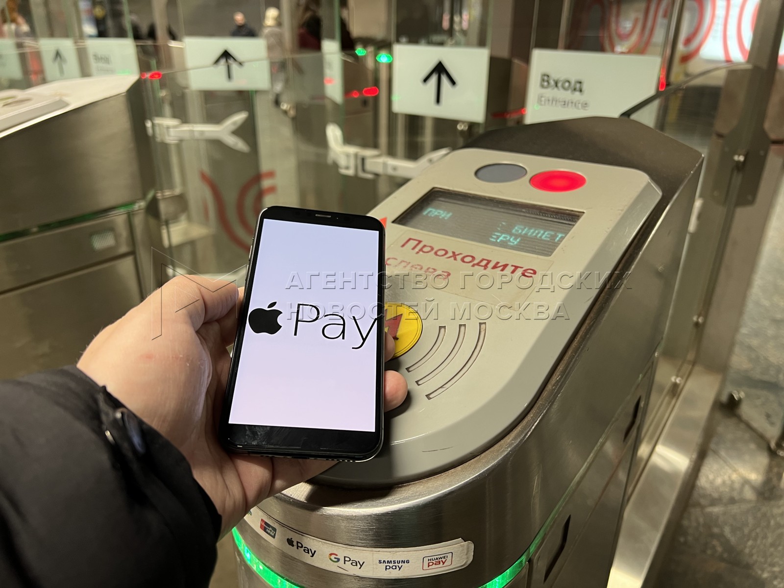 Эпл пей работает 2024. Apple pay метро турникет. Самсунг эпл пей. Оплата смартфоном в метро. Платежные системы Пэй.