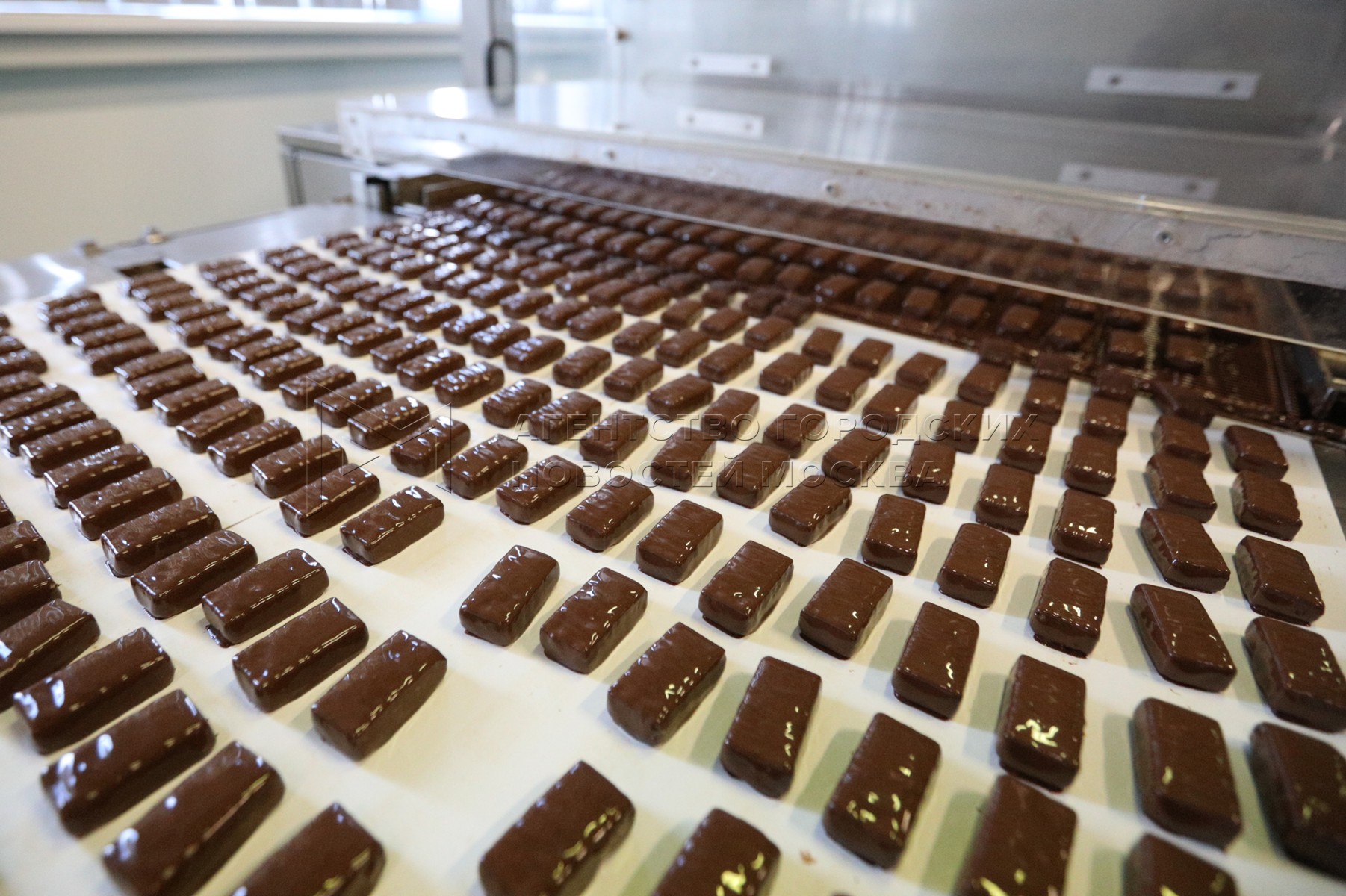 Егорьевск шоколадная фабрика. Производство шоколадных конфет. Фабрика шоколада Егорьевск. Конфеты из шоколада своими руками.
