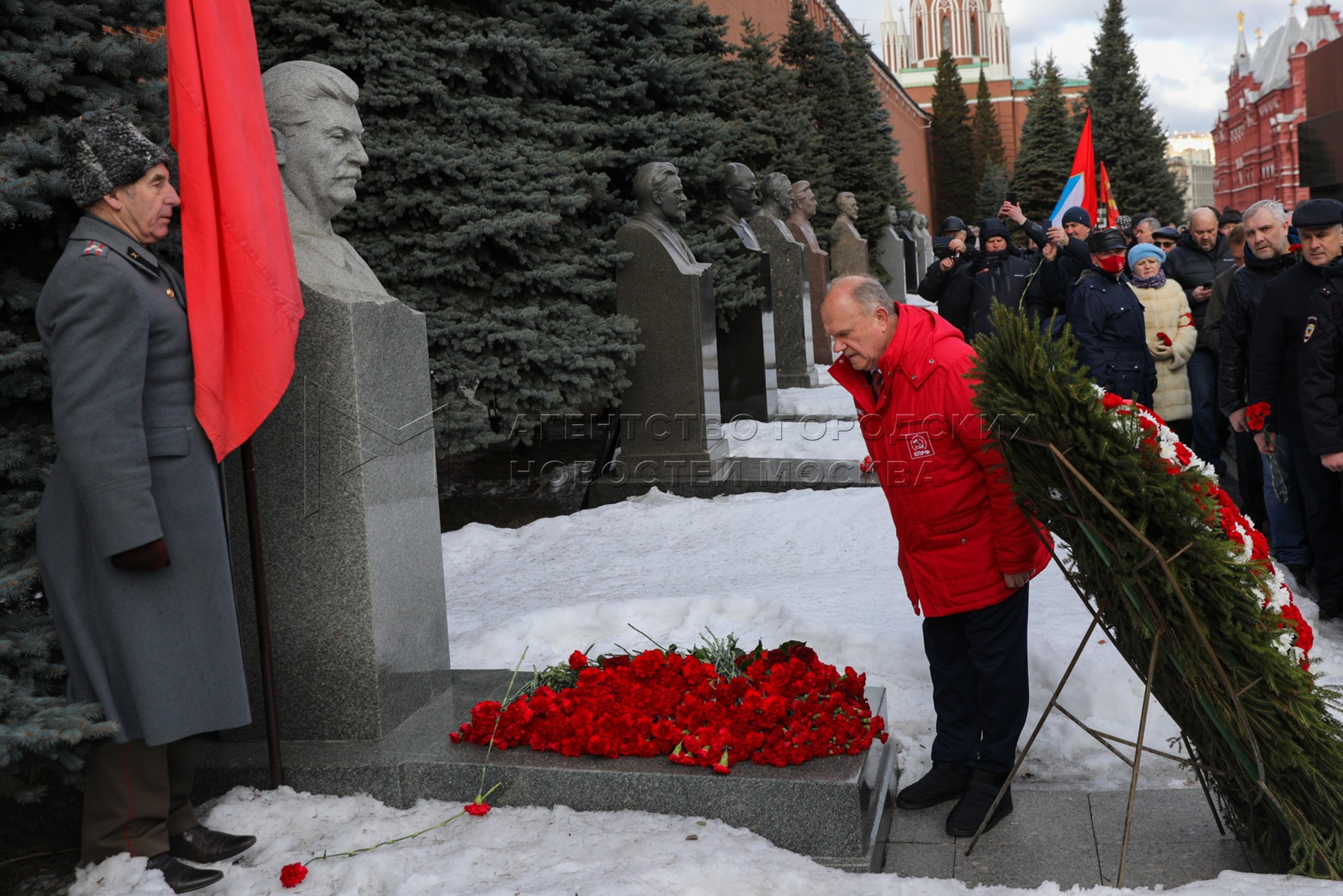 Могила Сталина в цветах