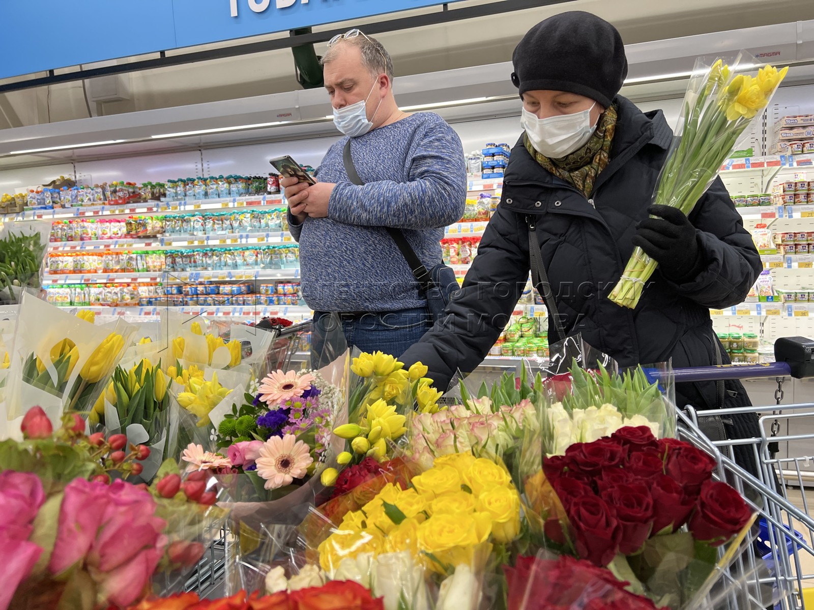 Сколько стоят цветы 2024. Продавец с цветами. Цветы к 8 марту. Цветочный рынок в Москве.