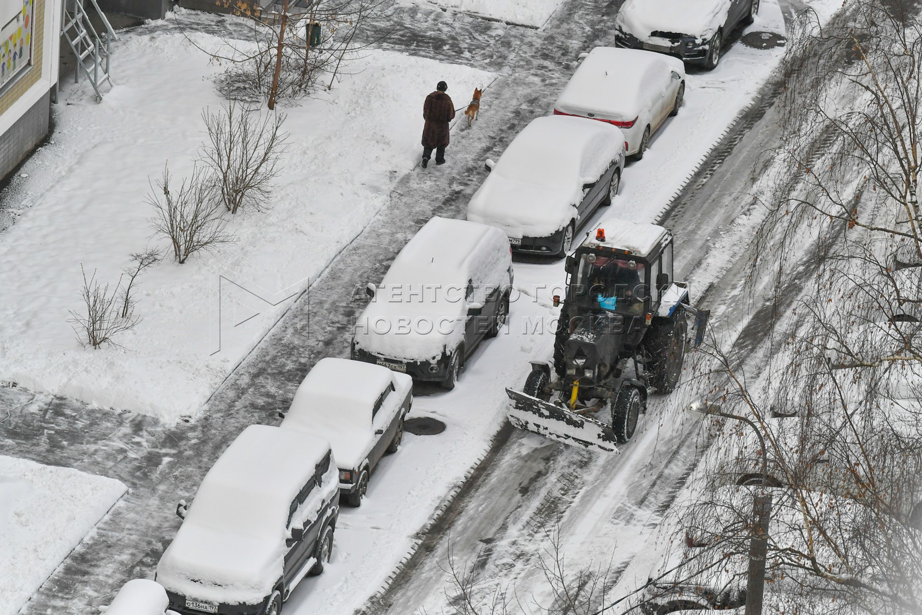 Будет ли еще снегопад в москве. Снег в Москве. Снегопад в Москве. Сугробы в Москве. Снегопад на дороге.