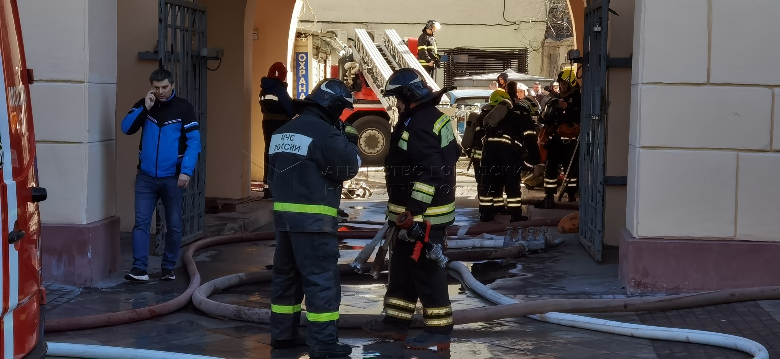 Какие улицы эвакуируют. Пожарные Москвы. Пожарная дома. Пожар в Москве. Улица пожарная.