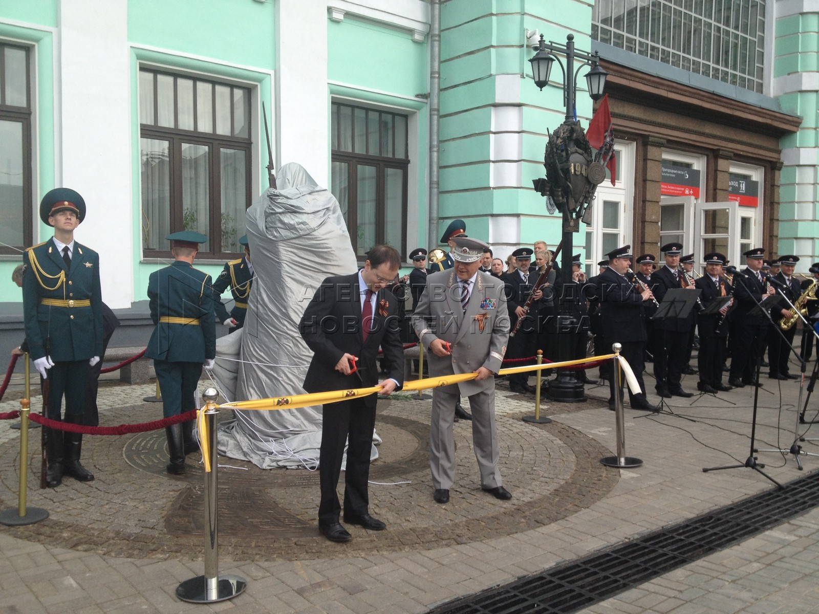 белорусский вокзал памятник прощание славянки