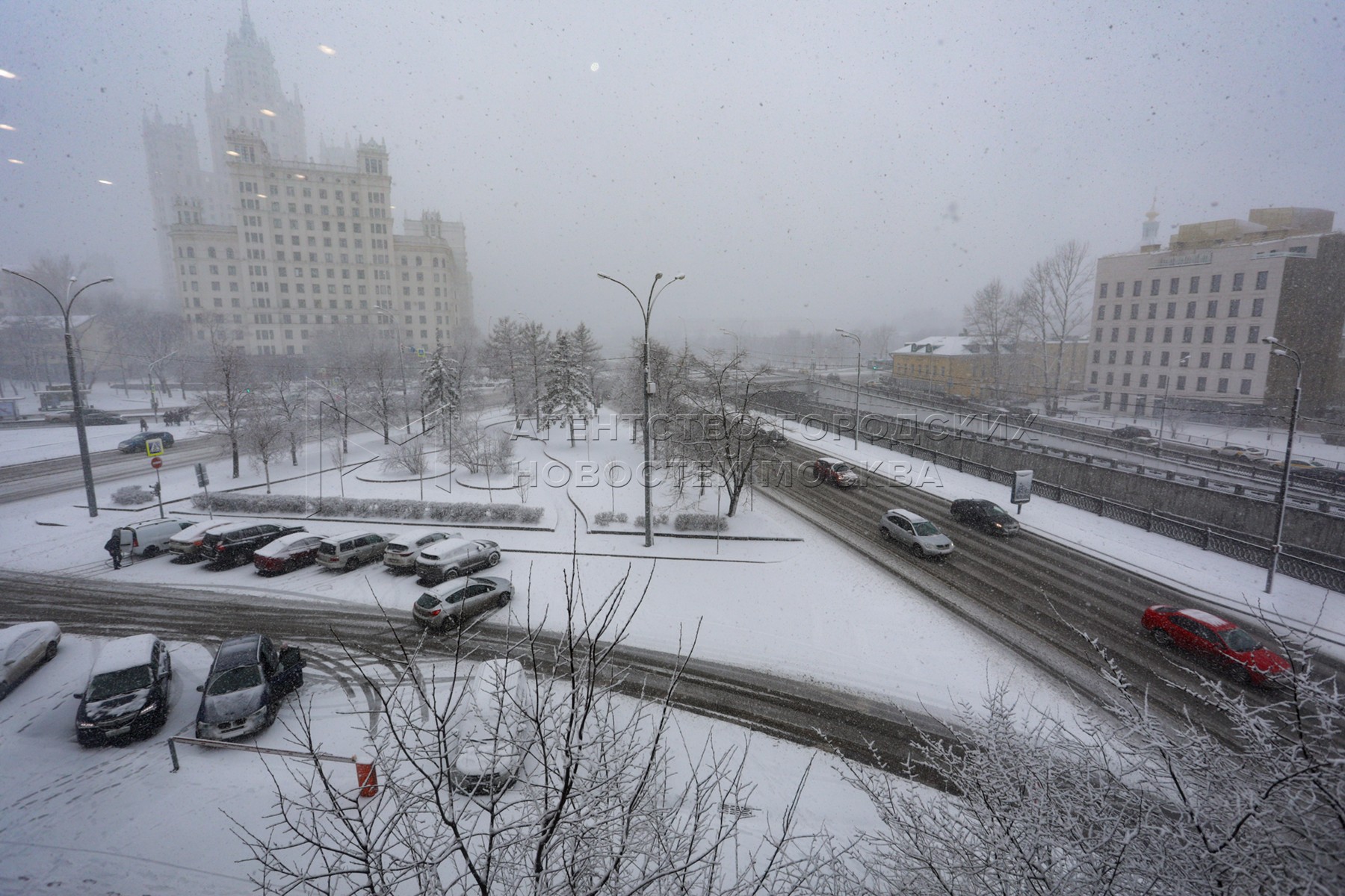 Будет ли в москве ветер. Снег в Москве. Снегопад в Москве. Снег в апреле в Москве. Снежная Москва.