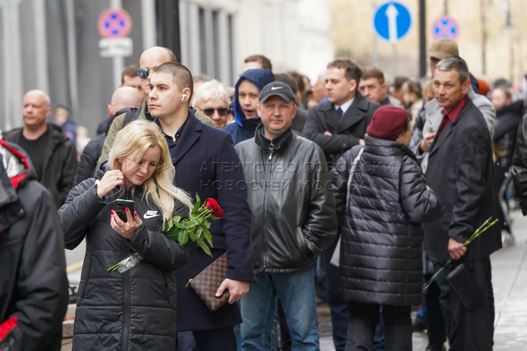Прощание м зимой. Василий лановой прощание. Могила василия ланового. Церемония прощания с валерием гаркалиным. Алёна бабенко прощание.