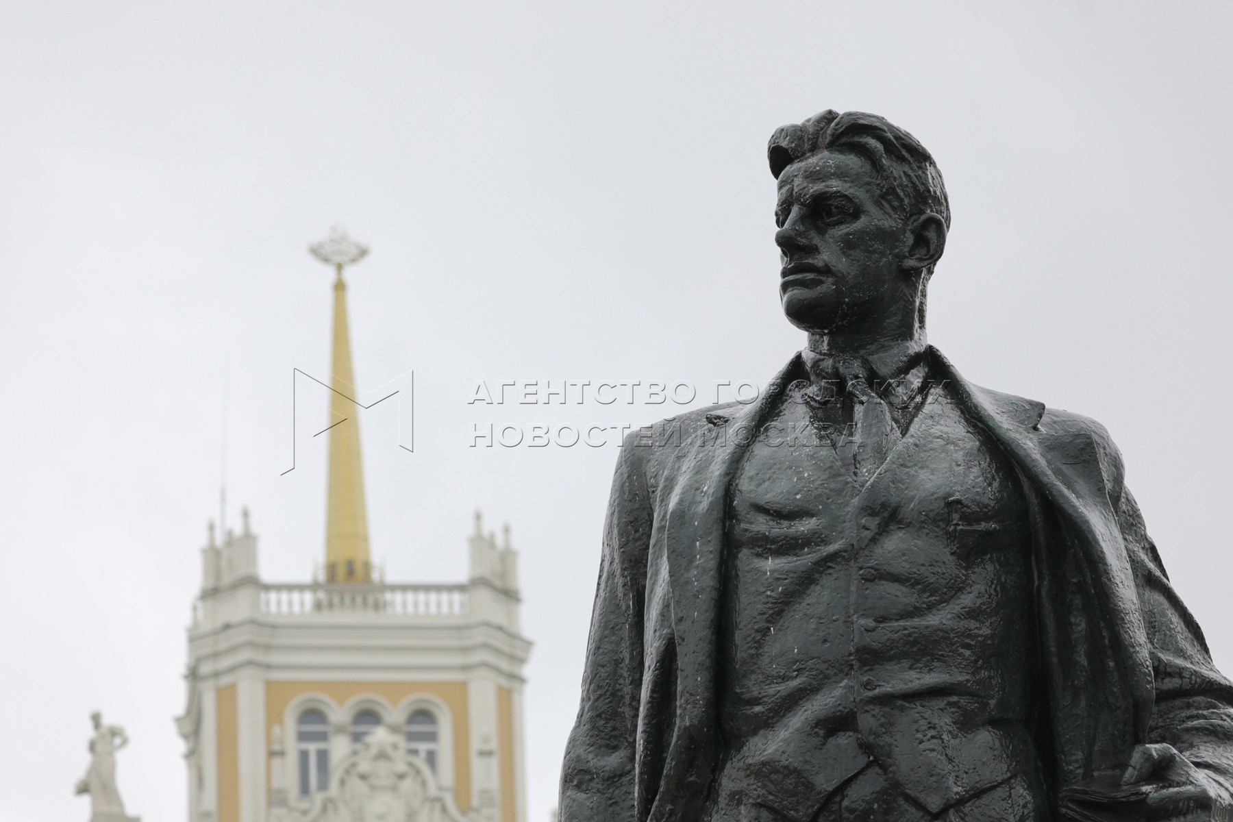 памятник маяковскому в москве