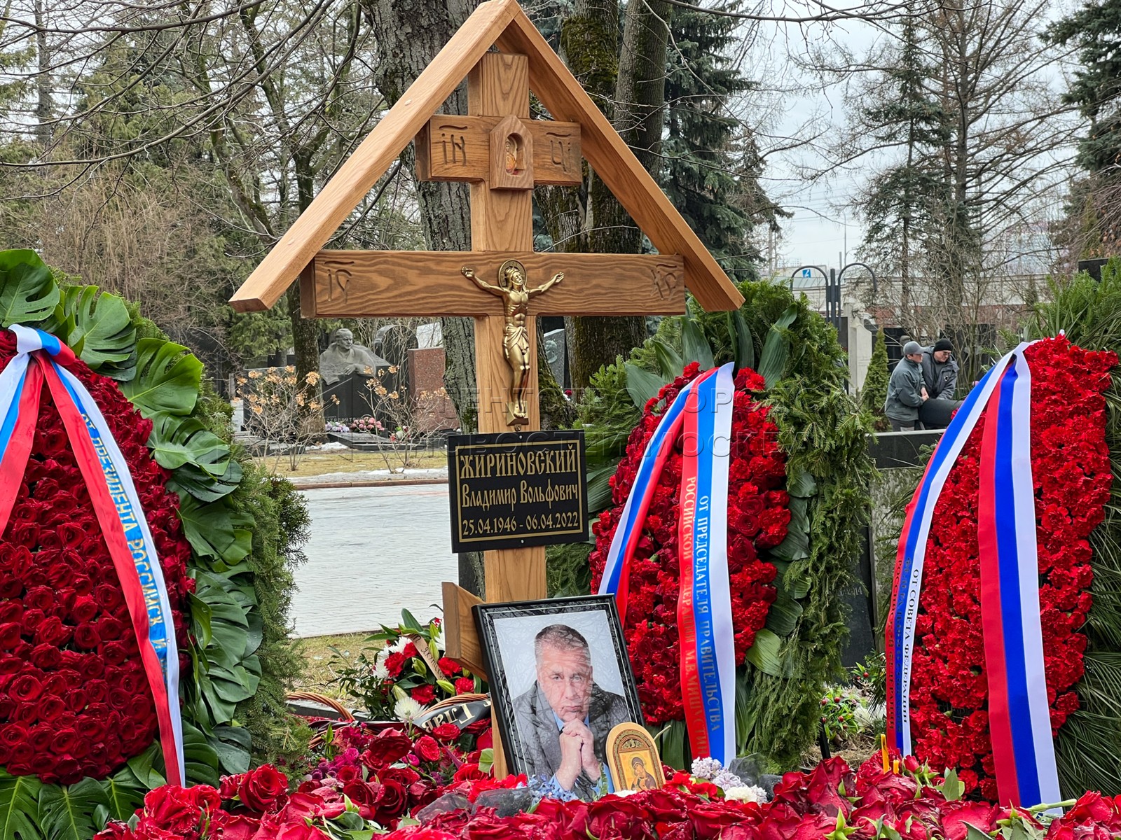 Жириновский умер дата. Памятник Жириновскому на Новодевичьем кладбище. Могила Жириновского на Новодевичьем кладбище.