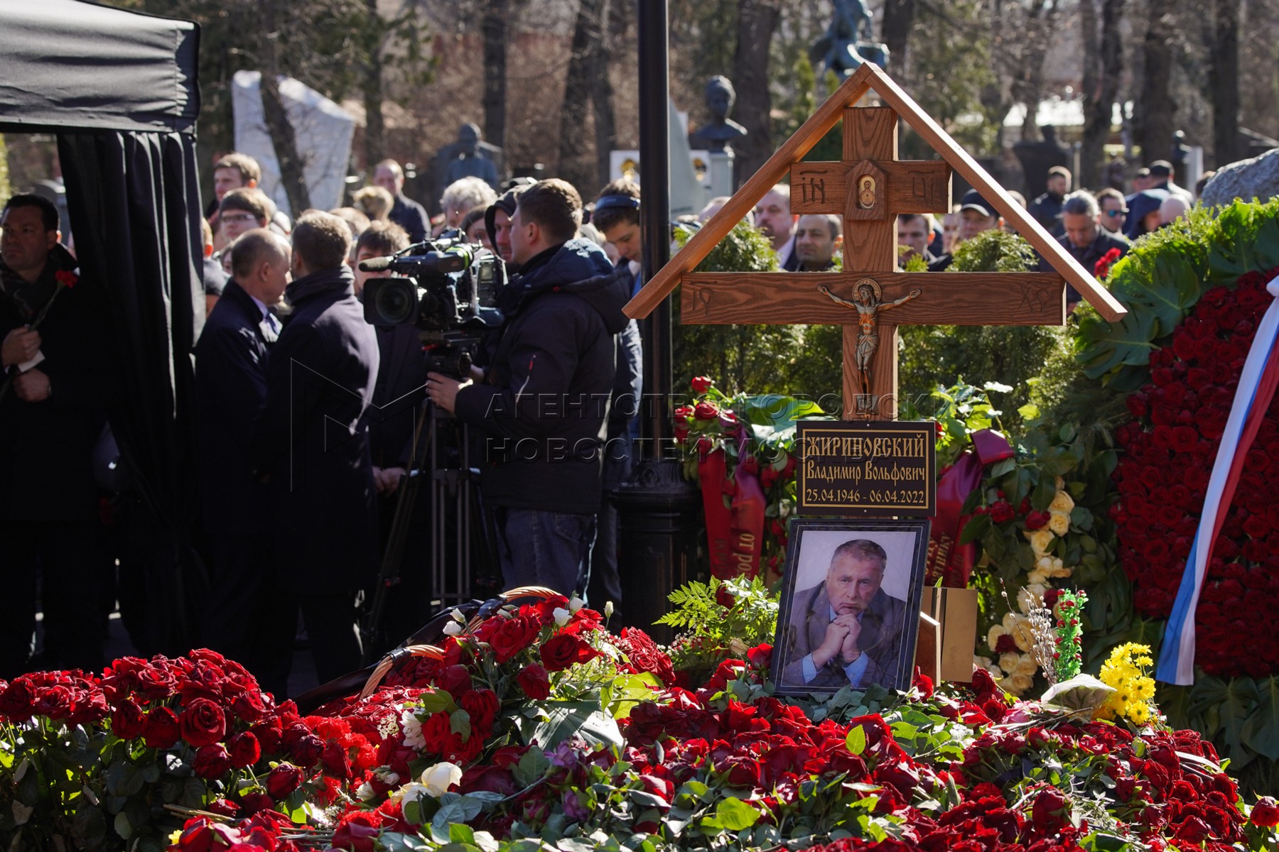 Жириновский умер дата. Могила Жириновского на Новодевичьем кладбище.