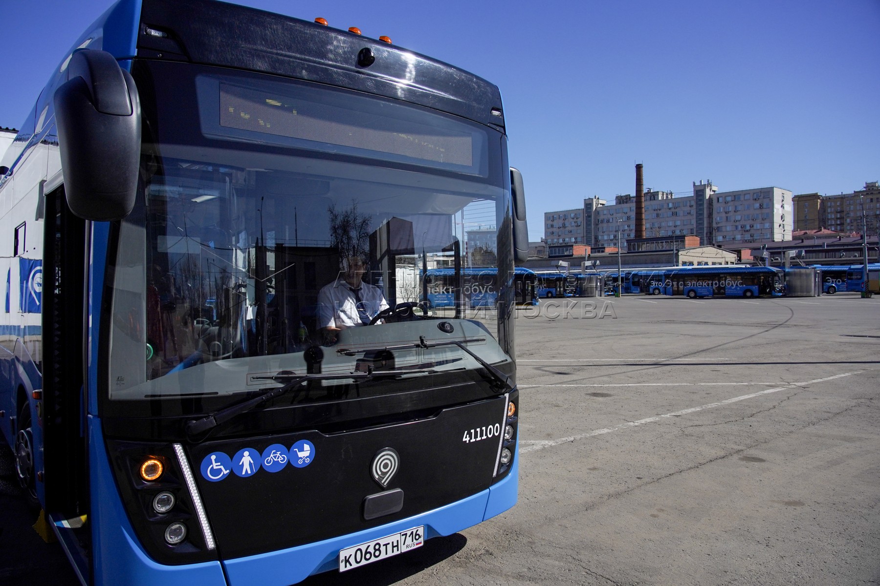 Первый электробус маршрута м99 вышел. Электробус КАМАЗ-6292. Электробус НЕФАЗ 6292. Электробус гармошка КАМАЗ 6292 для Москвы 2020. Электробус КАМАЗ 6292 для Москвы 2020.