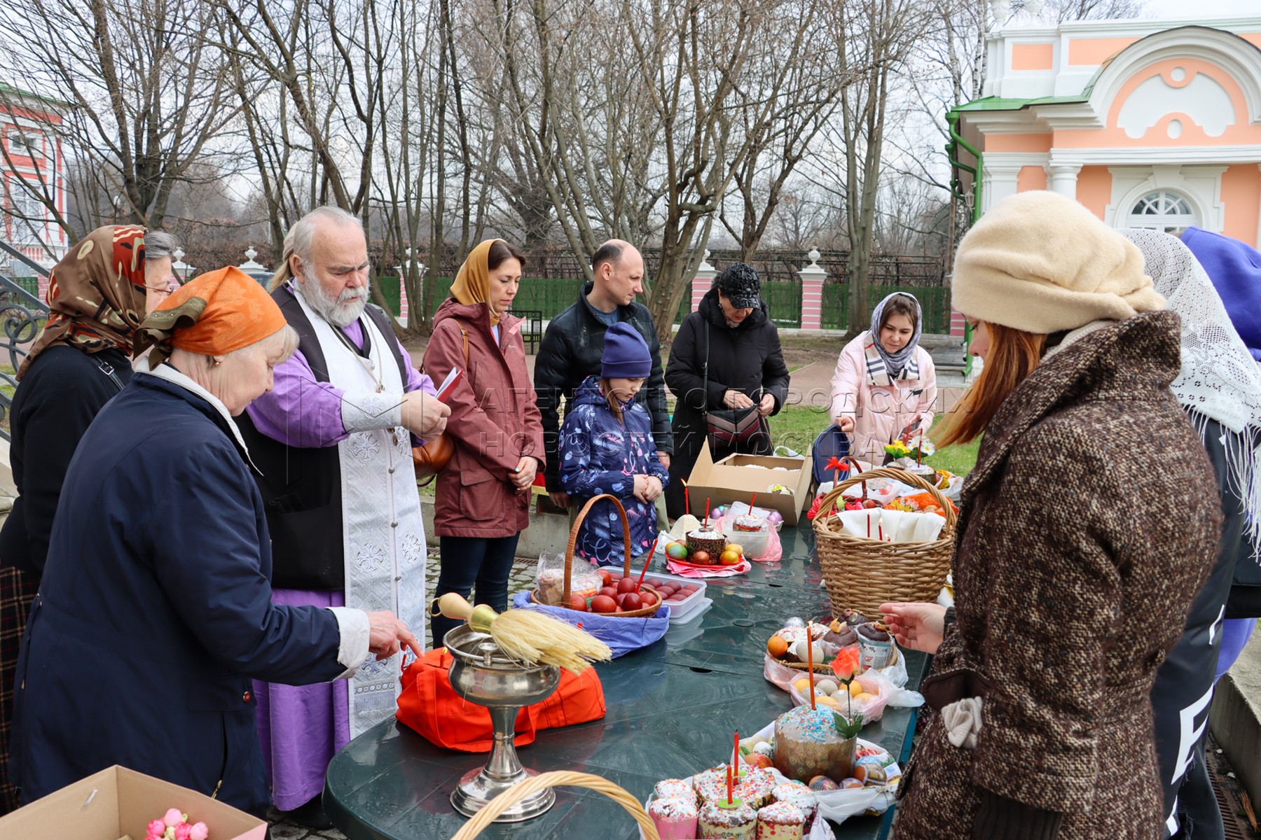 В день пасхи освящают куличи. Освящение куличей на Пасху. Пасхальные яйца в Кусково. Solovki.Moscow освящение куличей.