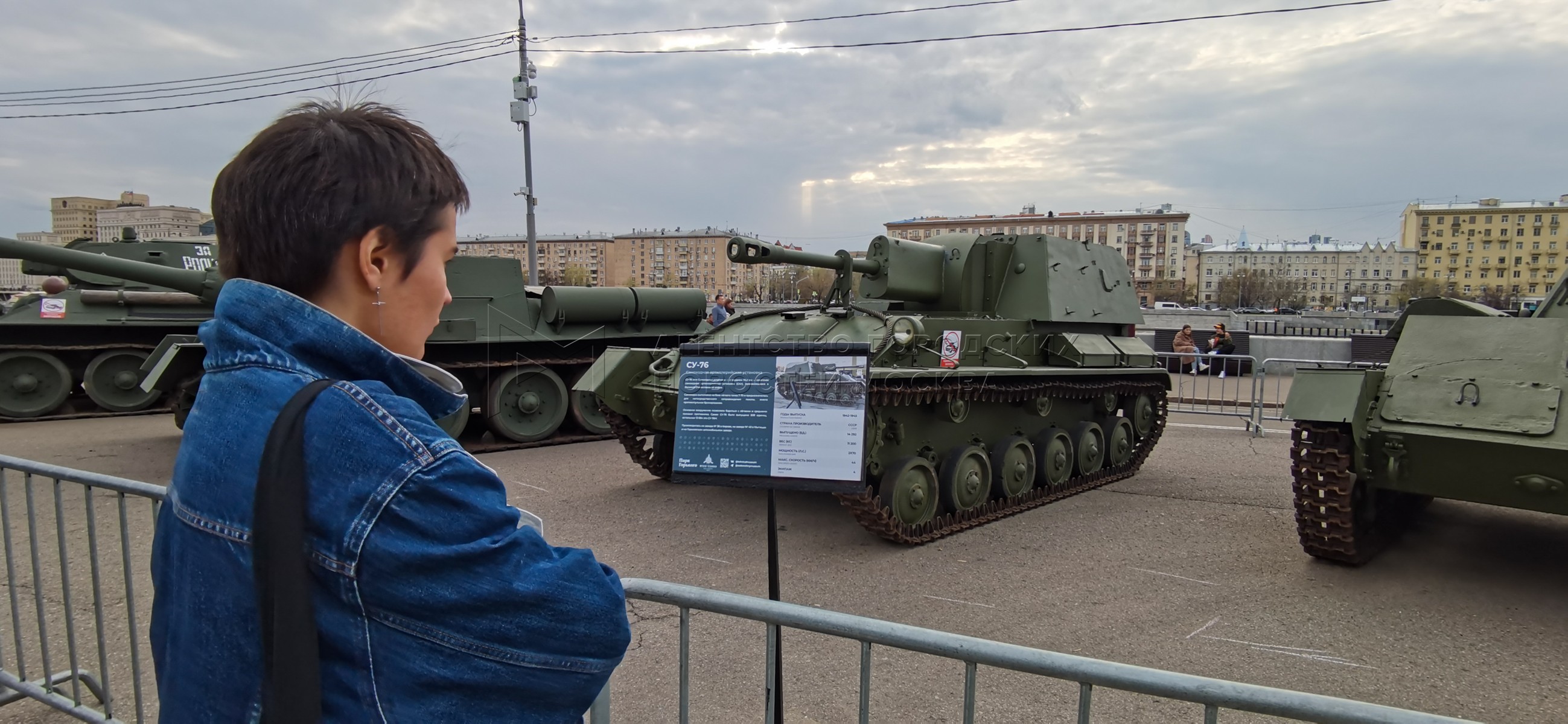 Парк победы выставка техники часы работы. Выставка военной техники в Москве в парке Горького. Парк Горького Военная техника. ВДНХ выставка военной техники 2022. Выставка военной техники в Москве 2018.