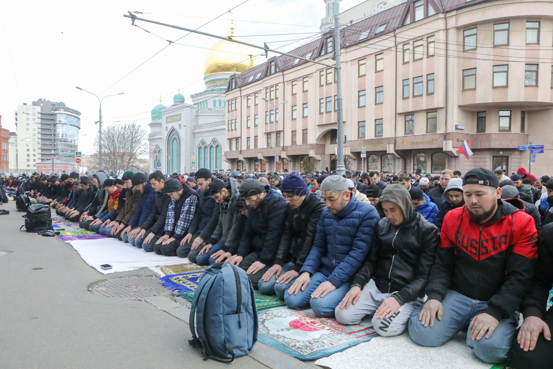 Праздничный намаз ураза. Ураза байрам в Москве. Мусульмане в Москве. Мечеть в Москве. Мусульмане молятся в Москве.