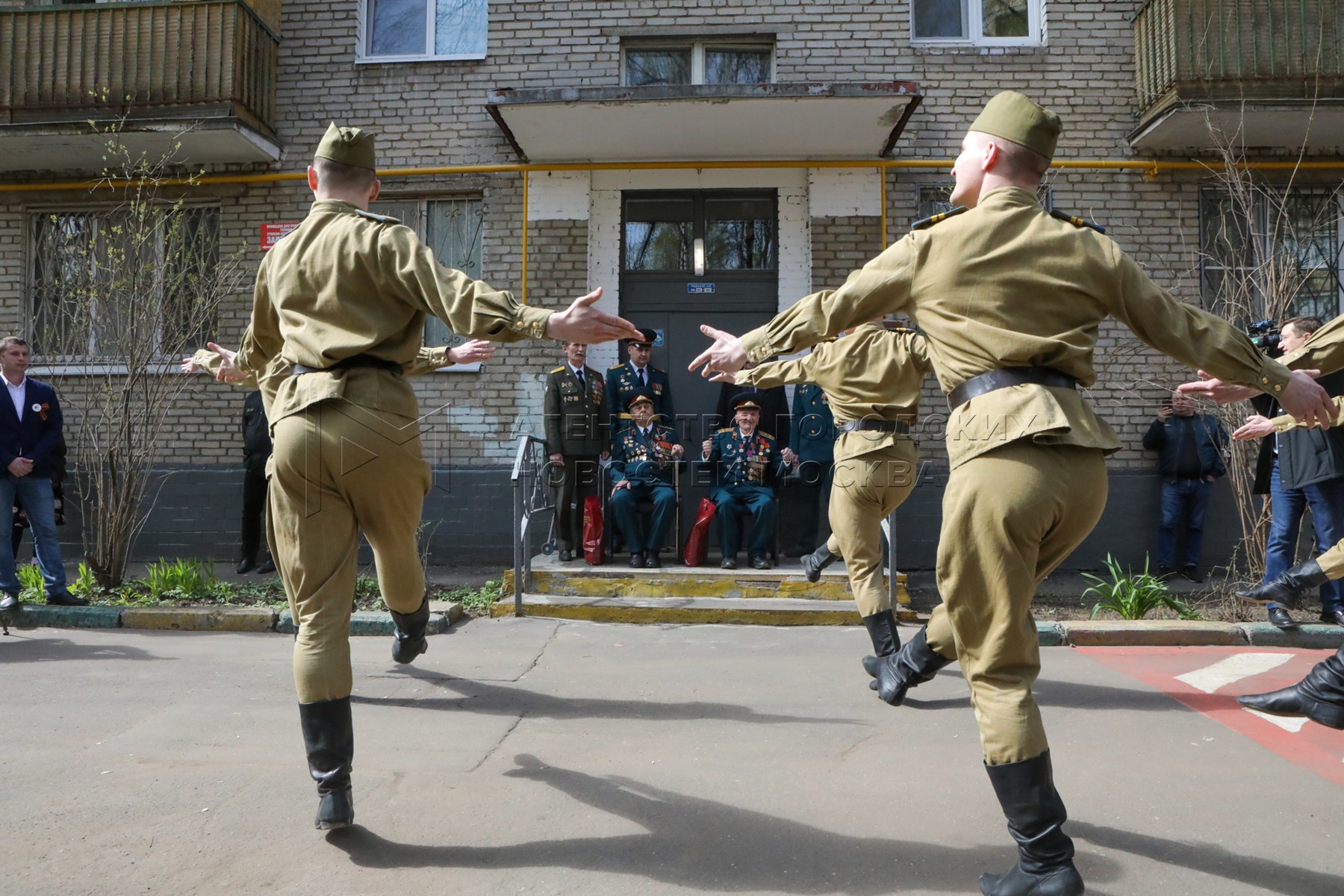 Парад ходила. Победители военные. Ветераны на параде в Москве. Танго танцуют ветераны на параде. Акутер пришел на парад Победы 2019.