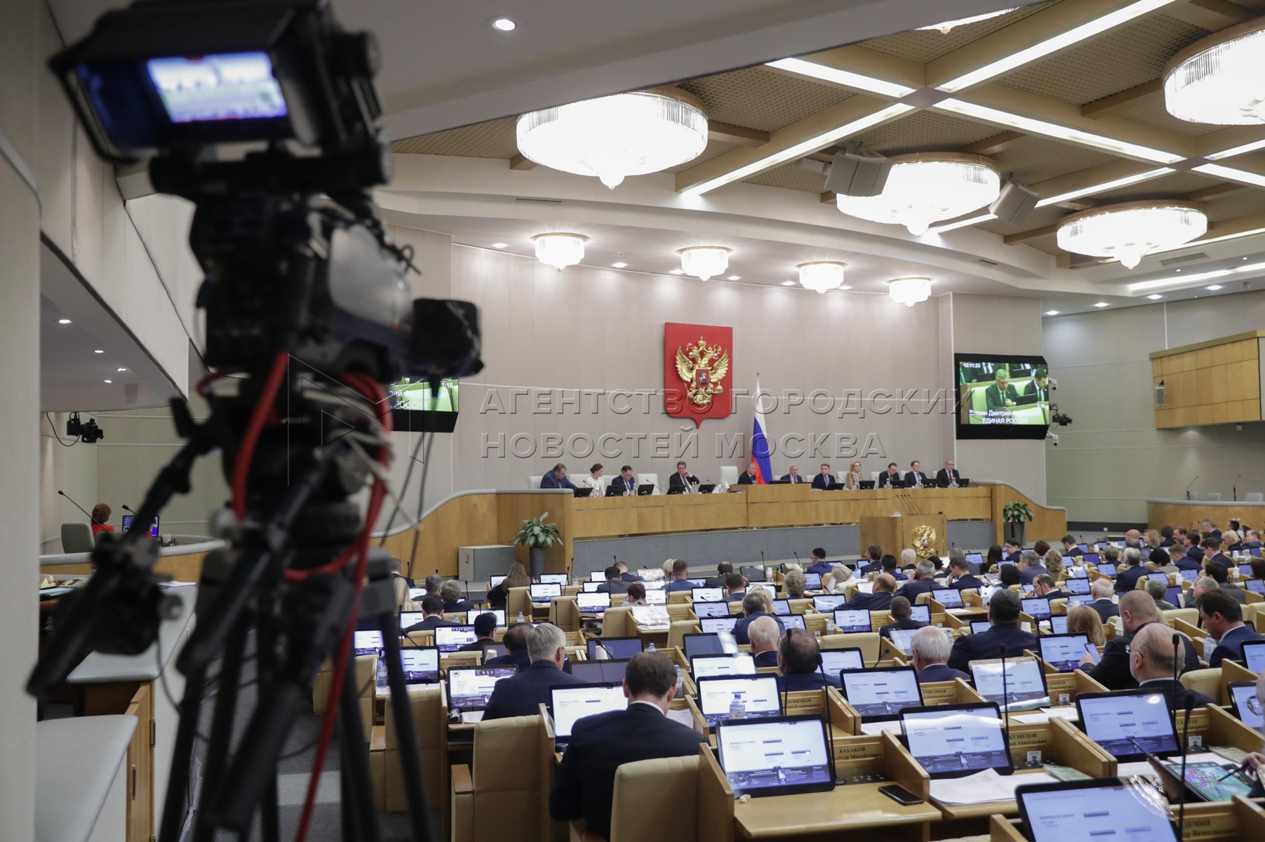 В госдуме предложили. Заседание Госдумы. Зал пленарных заседаний государственной Думы. Пленарное заседание Госдумы. Депутаты Госдумы на заседании.