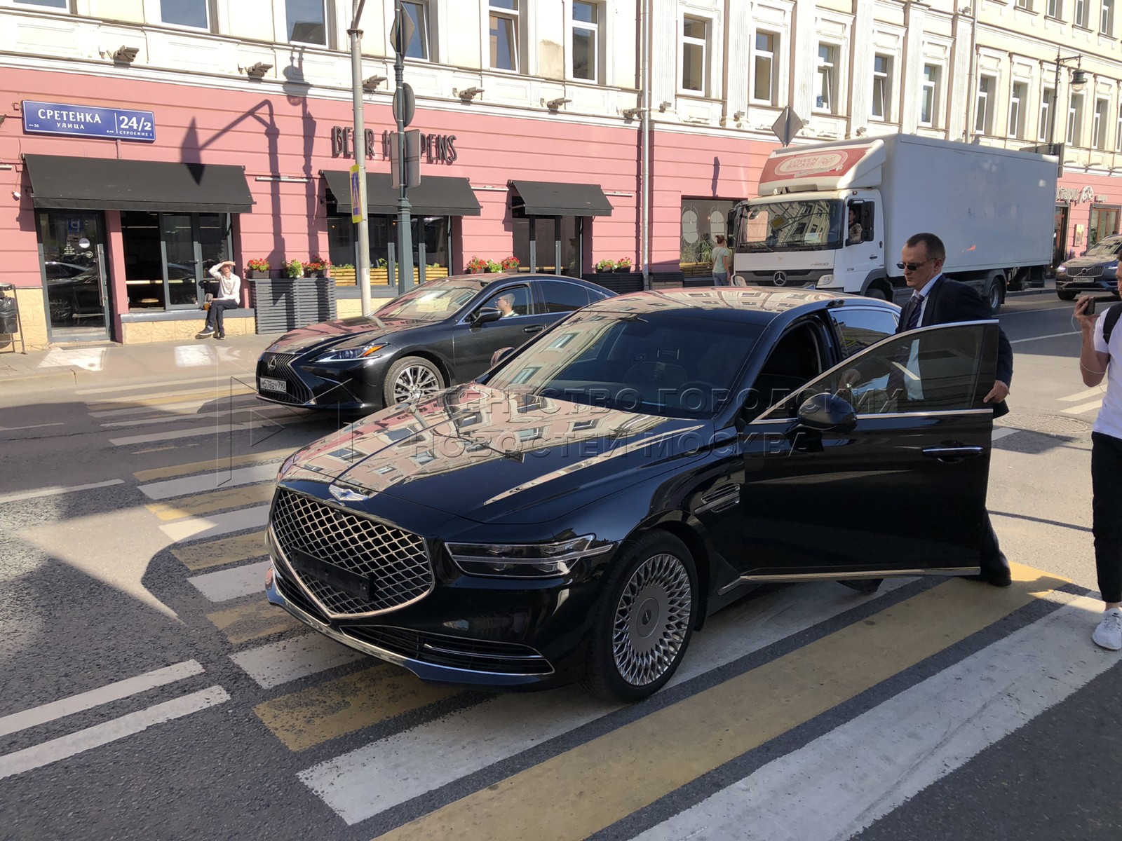 Водитель на служебный автомобиль москва. Служебный автомобиль. Машины депутатов. Машины в Москве. Служебные машины депутатов.