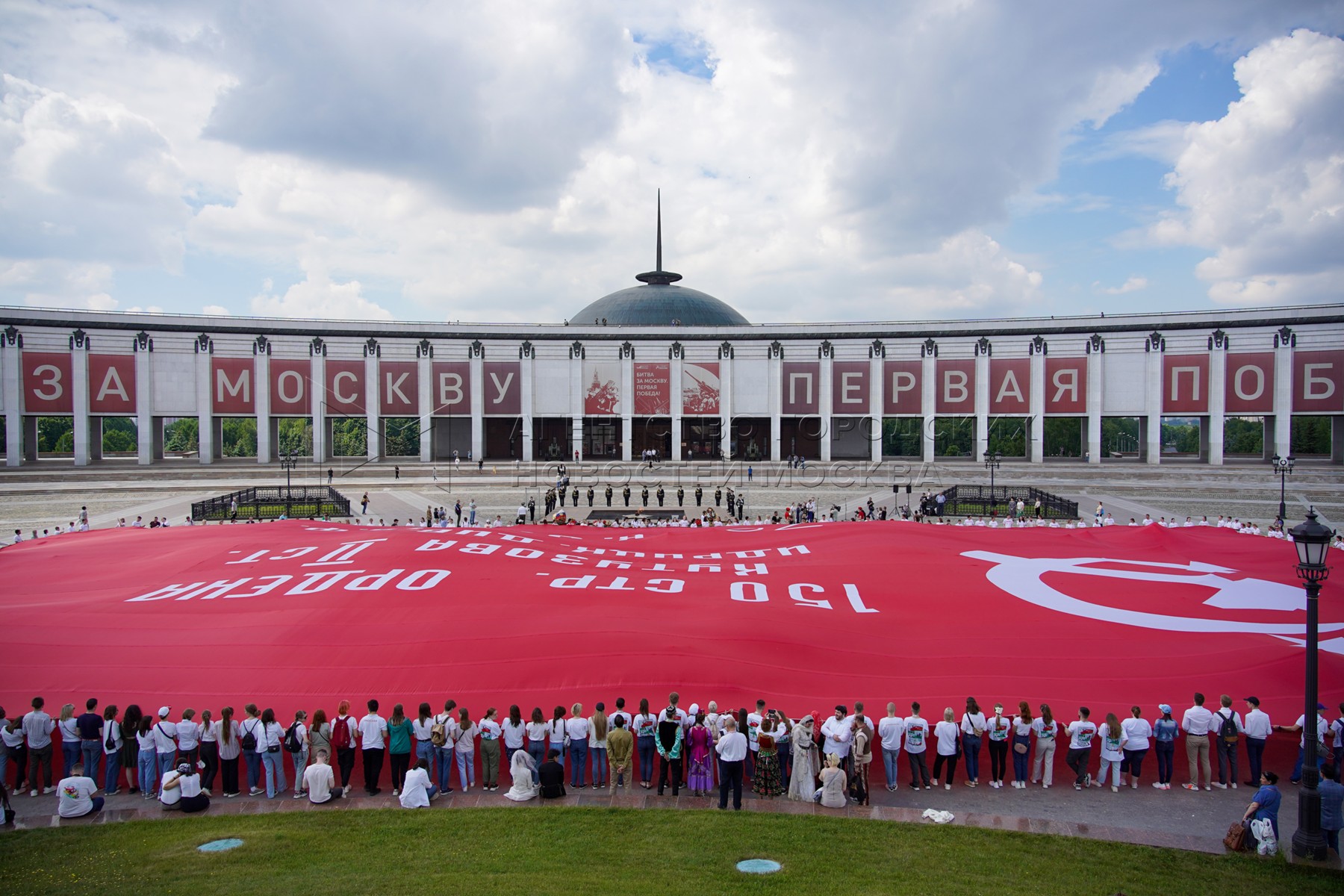 Поклонная гора в москве 9 мая 2024. Знамя Победы в музее на Поклонной горе. Самое большое Знамя Победы в мире. Знамя Победы 2022. Знамя Победы в Москве.