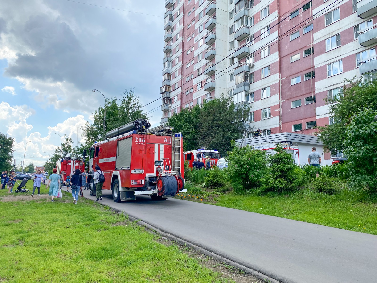 Пожар москва новопеределкино боровское шоссе. Пожар улица шолохова. Пожар шолохова. Переделкино мчс. Пожар шолохова.