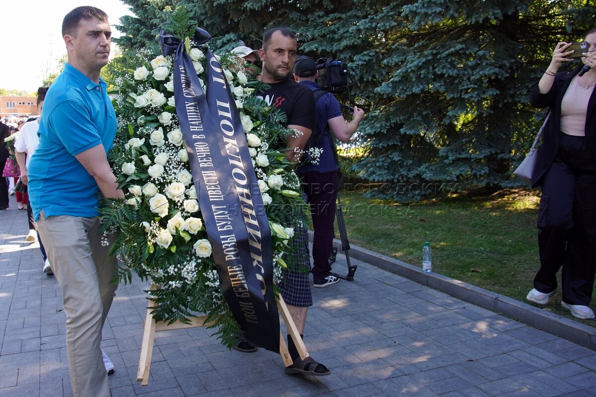 Шатунова похоронят в москве. Троекуровское кладбище Шатунов. Кладбище Юры Шатунова на Троекуровском.