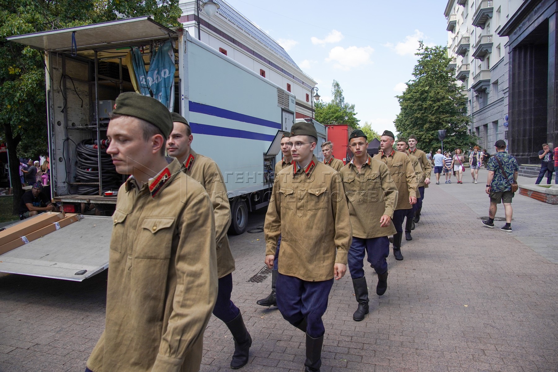 Народное ополчение под москвой. Народное ополчение. Юные ополченцы 1941. Народное ополчение Москвы 1941. Ополченцы 1941 санитары.