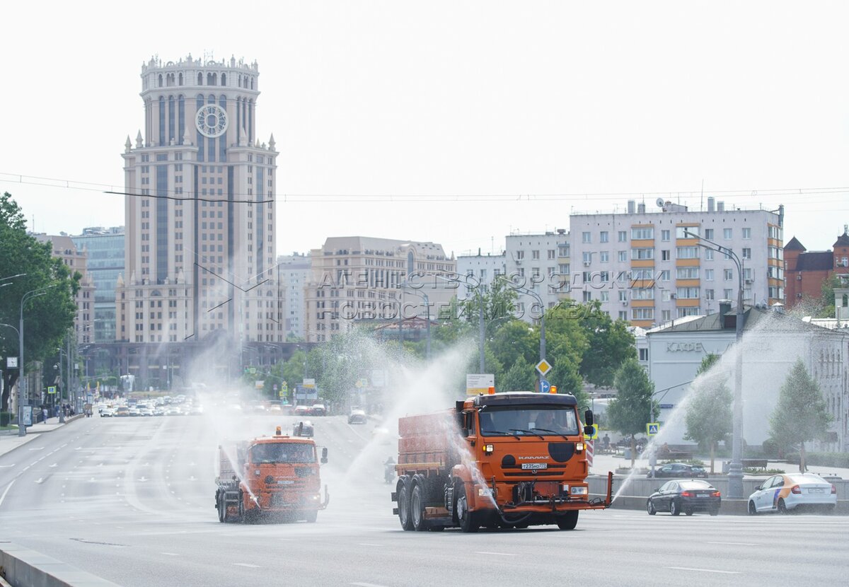 Самый жаркий день в истории москвы. Жара в Москве. Поливалки на улицах Москвы в жару. Поливалки Москва в жару. «Оранжевый» уровень опасности из-за жары объявлен в Москве.