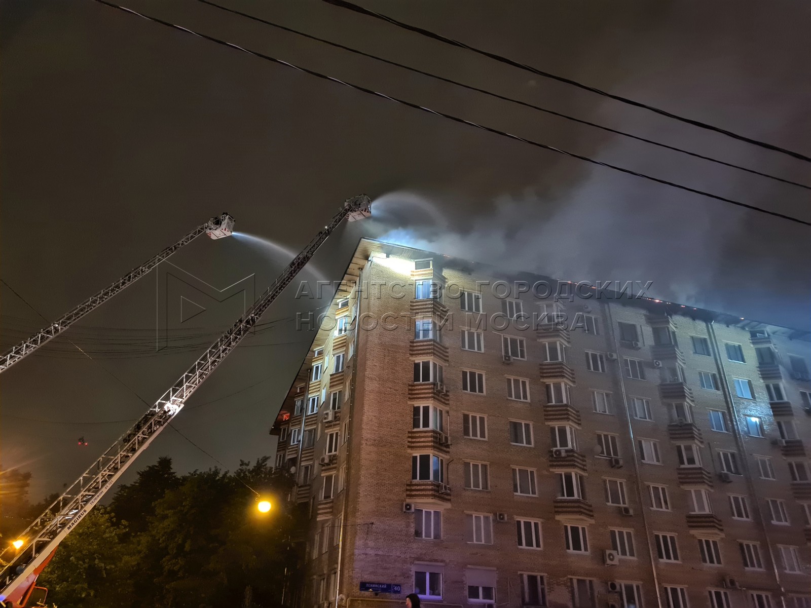 Пожар в москве на ленинском проспекте. Пожар на Ленинском проспекте. Пожар на Ленинском проспекте в Москве 93к3. Пожара Ленинский проспект 73. Пожар на крыше Ленинский проспект.