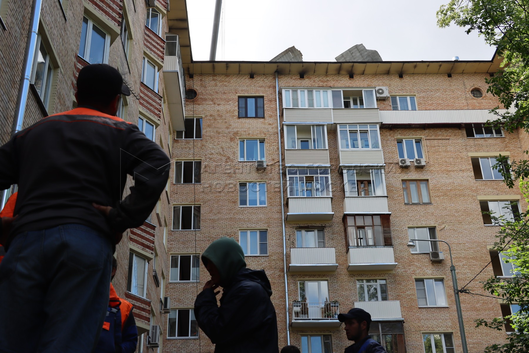 Пожар в москве на ленинском проспекте. Девятиэтажный дом. Пожар на Ленинском проспекте дом 40 в Москве. На крыше городских домов. Жилой дом пятиэтажка.