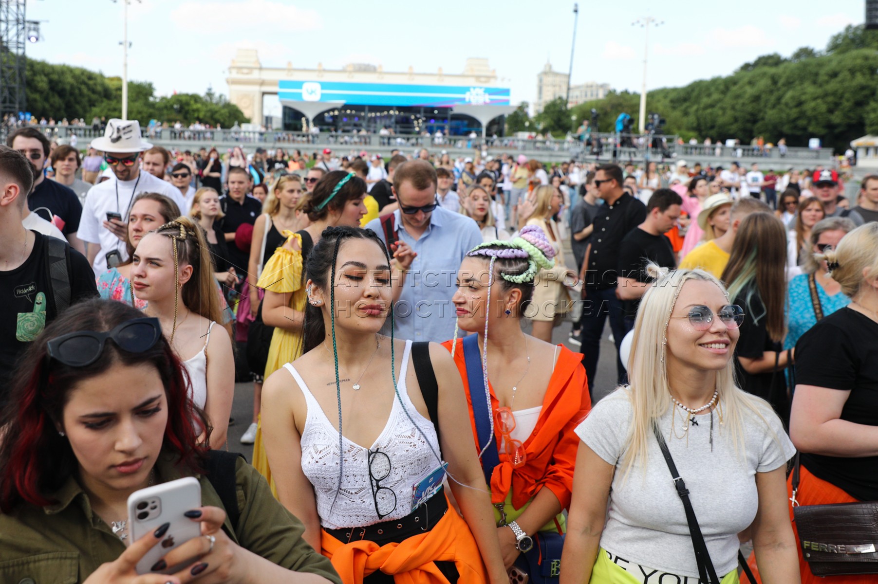 Москва зритель оплачивается. Парк Горького. ВК фест парк Горького. Парк Горького Москва ВК фест 2022. Парк Горького Москва.