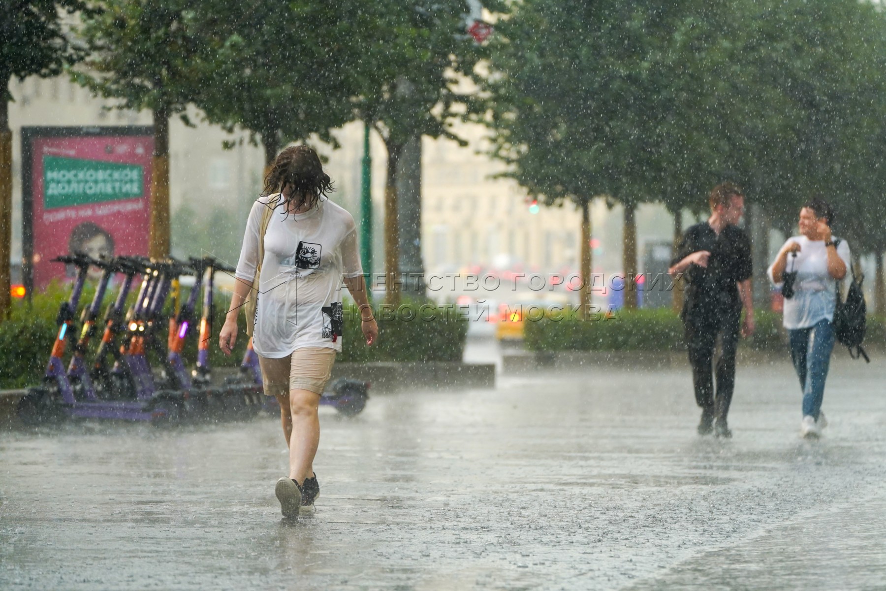 Включи 25 июля. Ливень. Сильный ливень. Дождь в Москве. Сильный дождь в Москве.
