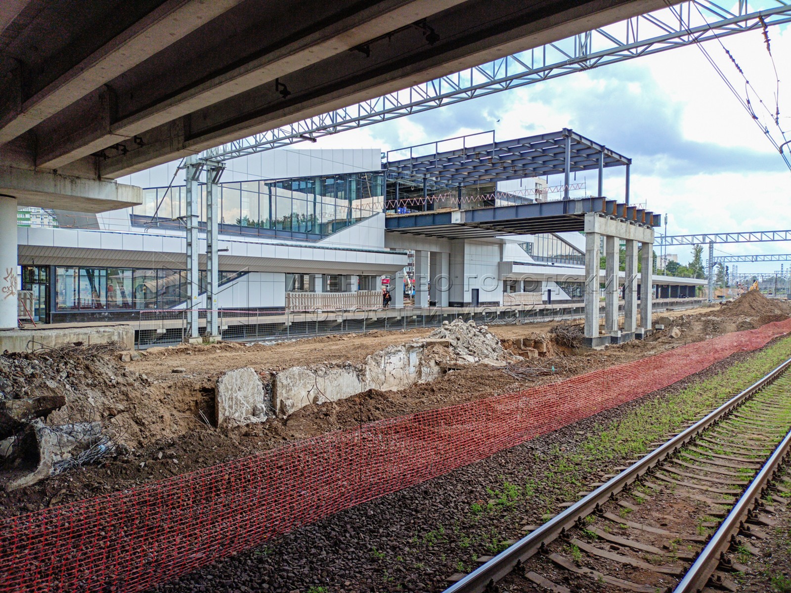 новый вокзал в крюково зеленоград. платформа. жд станция с поездами. Skytrain ванкувер. 2д платформа жёлтый фломастер собирает ключи в метро.