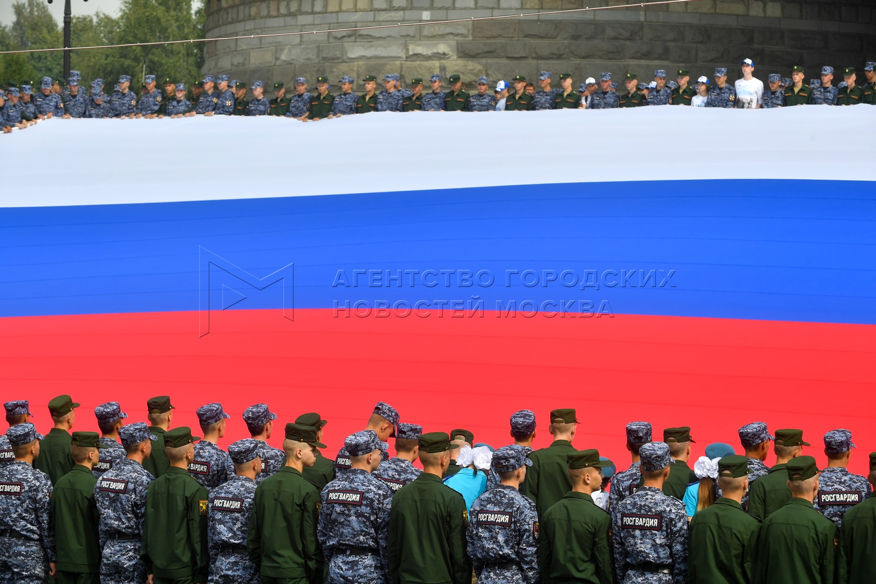 12 июня 2023 г. Российский флаг фото. День флага России 2023. Флаг Триколор России. Русские военные с флагом России.