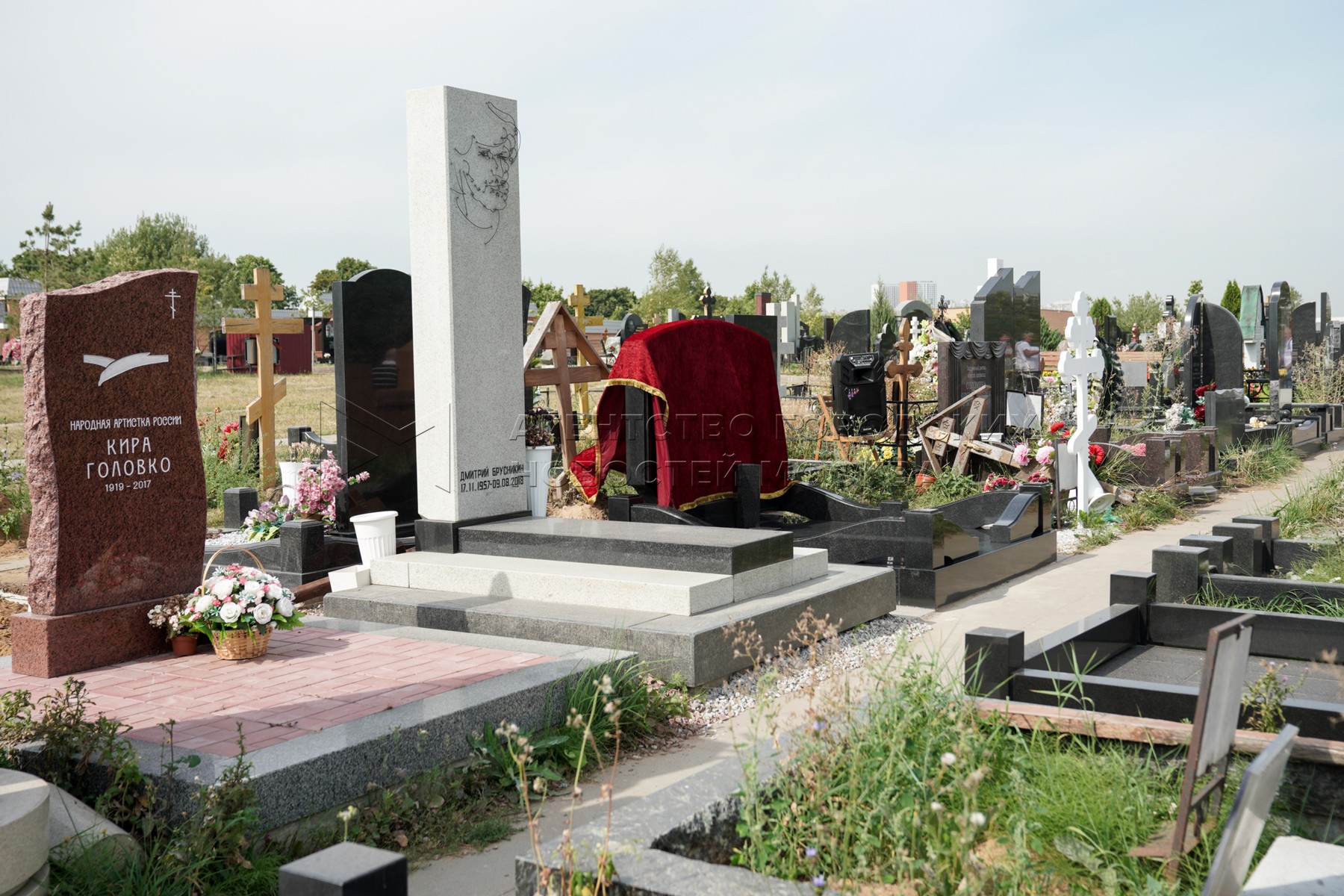 Могила артистов на Троекуровском кладбище