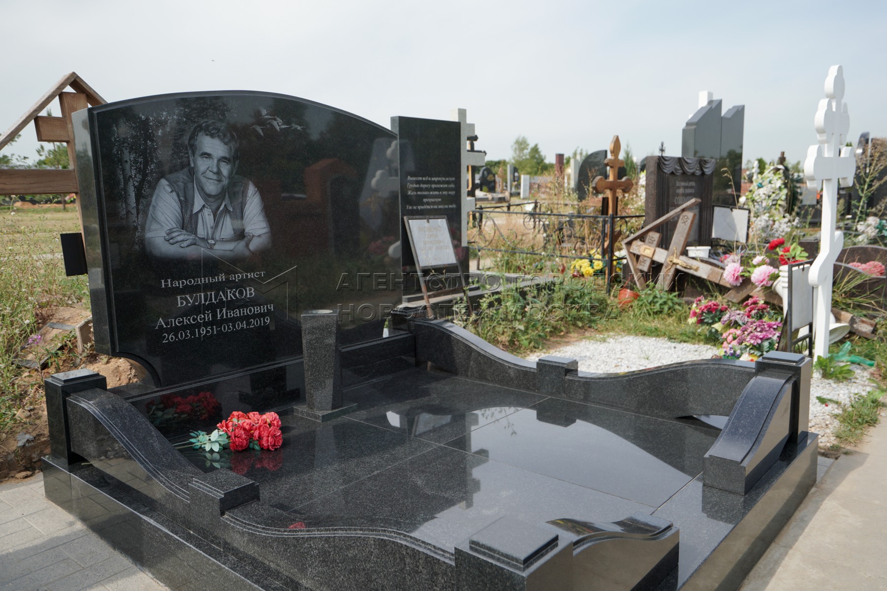 могила немцова на троекуровском кладбище фото