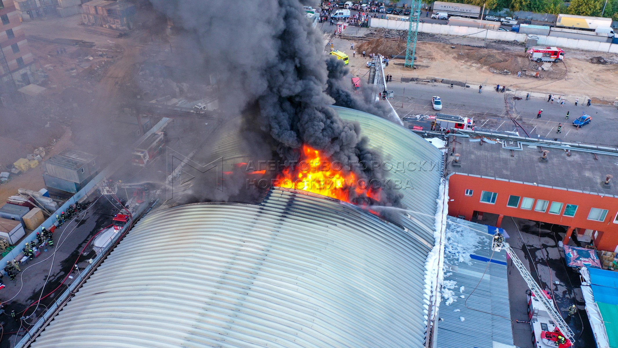 Гибдд дрифт. Районы москвы. Пожар в отрадном. Горящий многоэтажный дом. Многоэтажка горит.