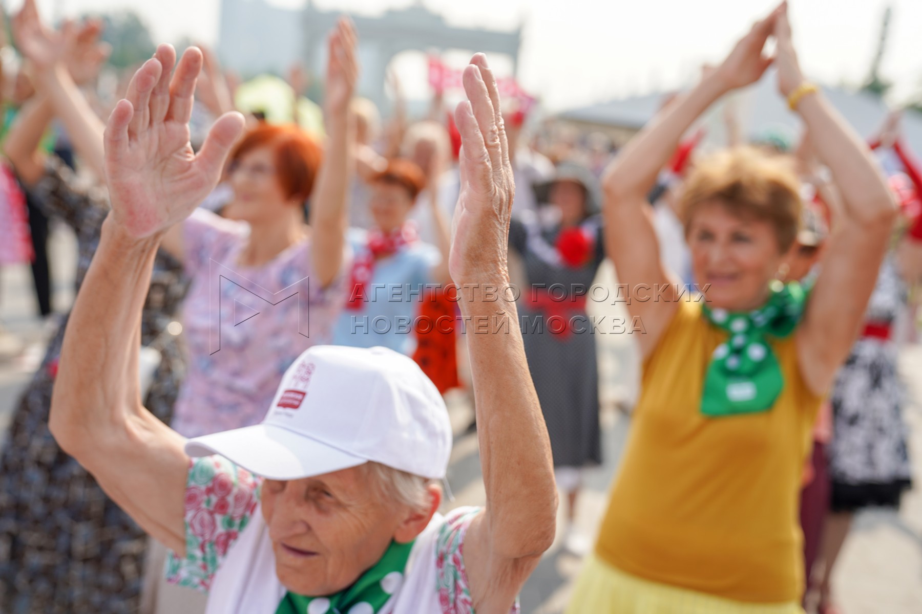 Долголетие вднх. Фестиваль пенсионеров. Пенсионеры танцуют. Московское долголетие танцы. Танцы для пенсионеров.