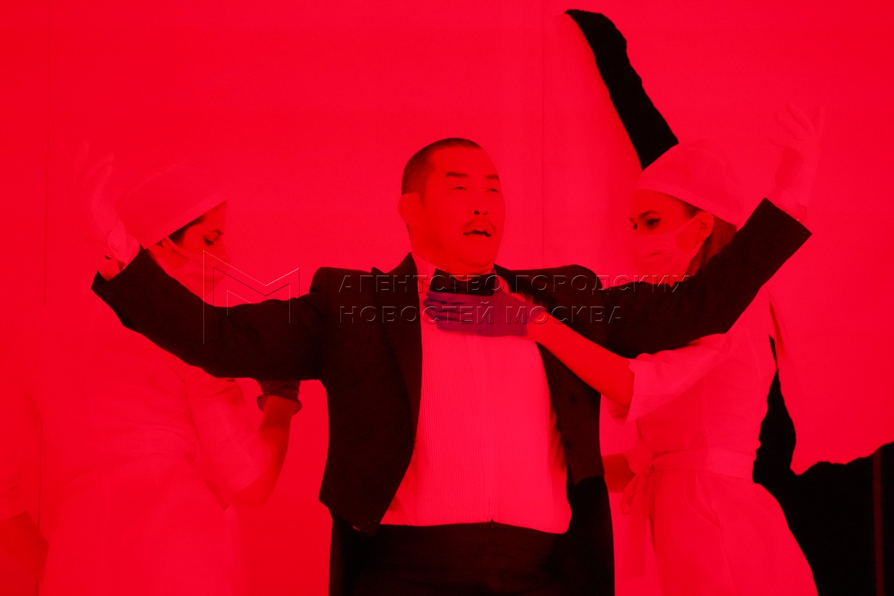 Три плюс кот спектакль