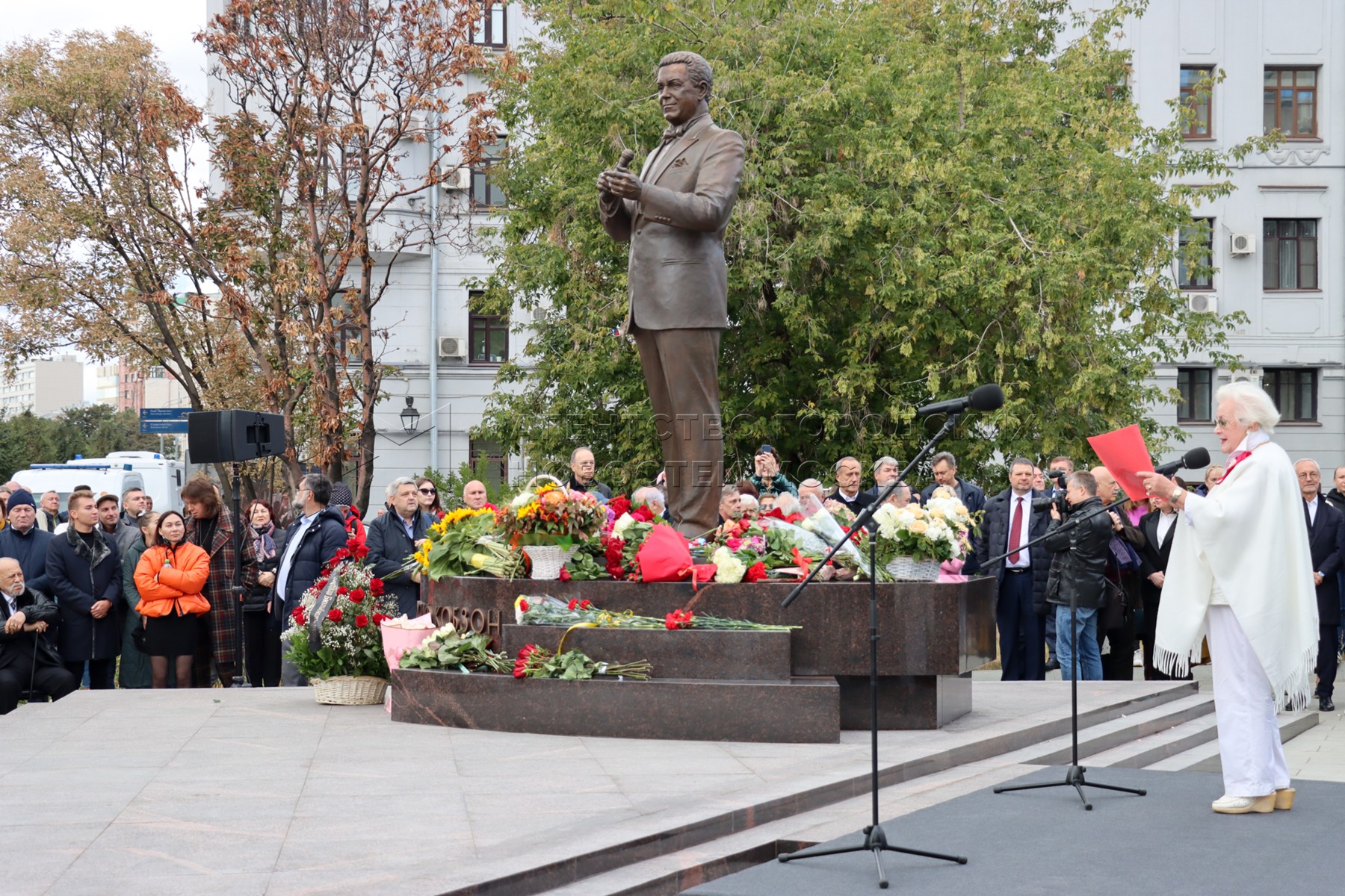 Памятник Кобзону в Москве в оружейном переулке