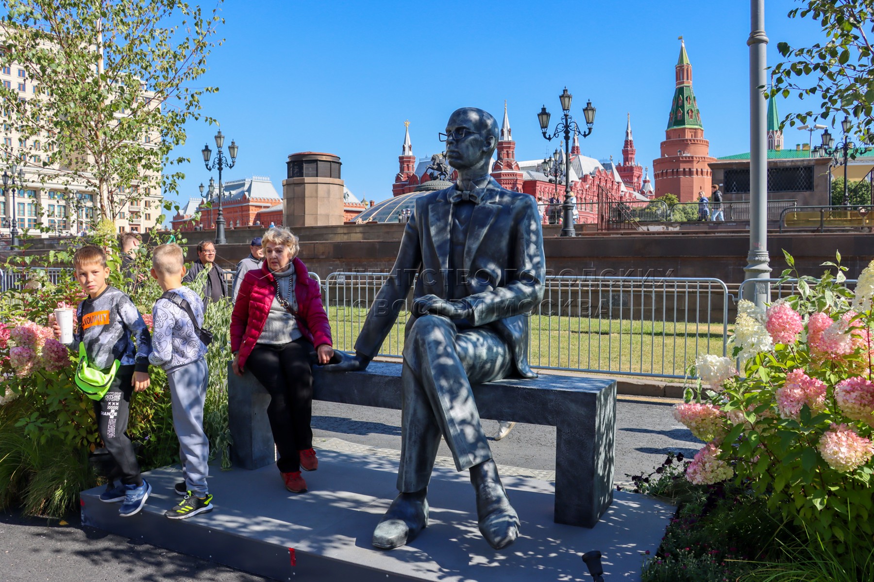 Московский отметить. Город Москва. Москва днем. С днем города Москва. Тверская улица Москва.