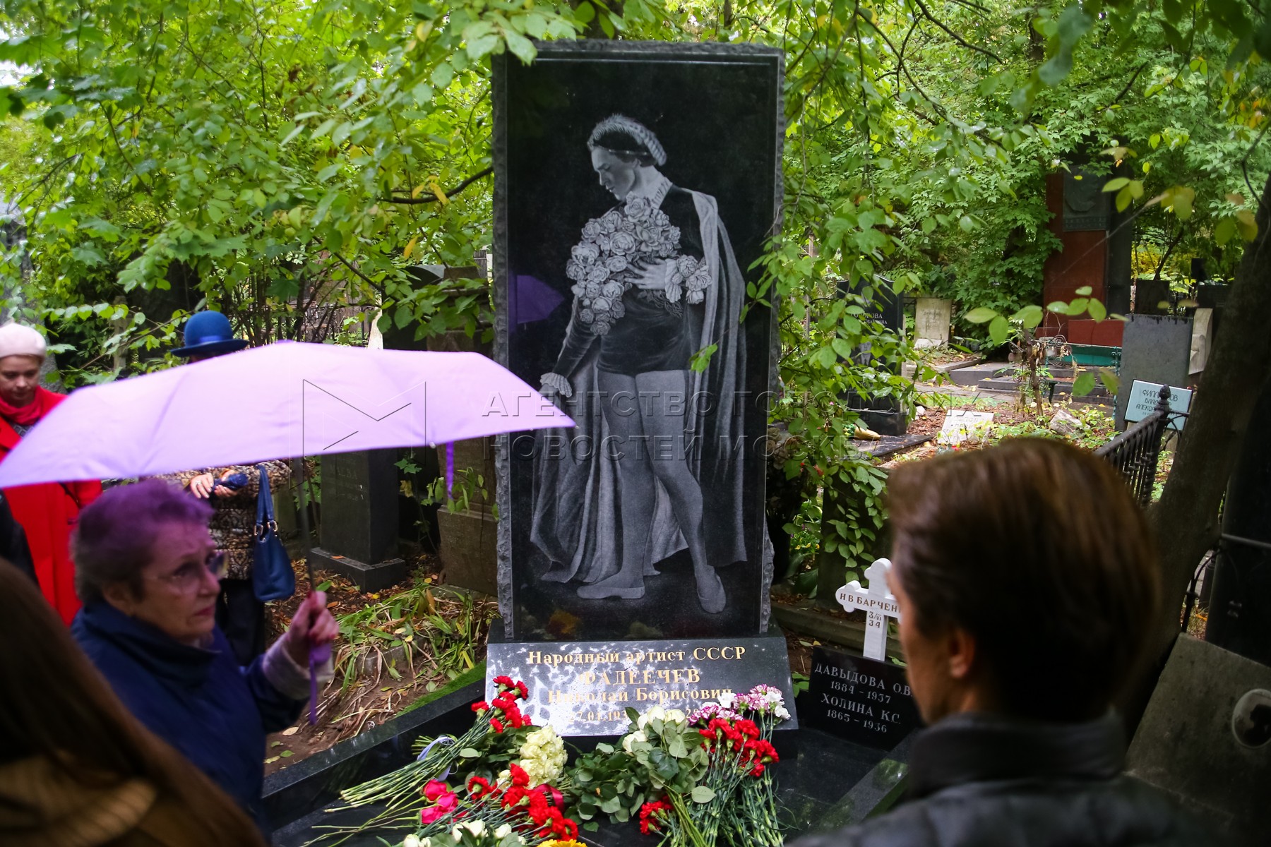 памятник юрию лужкову на новодевичьем кладбище фото